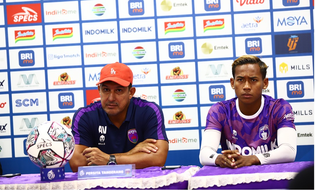 Pelatih Persita Angel Alfredo Vera (kiri)