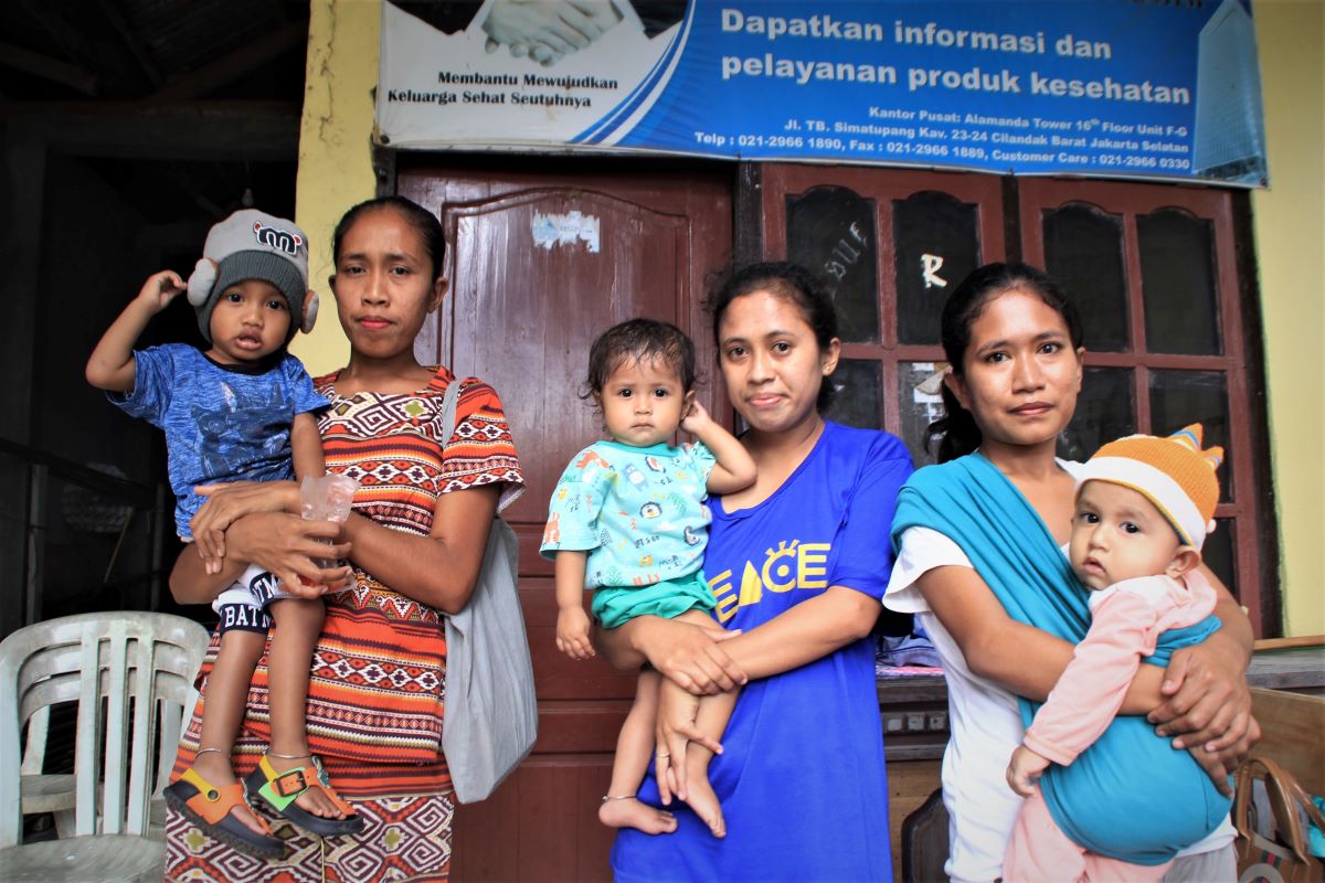 Ibu-ibu dengan anak balitanya diajak aktif menimbang dan memeriksa balitanya ke posyandu setempat. 