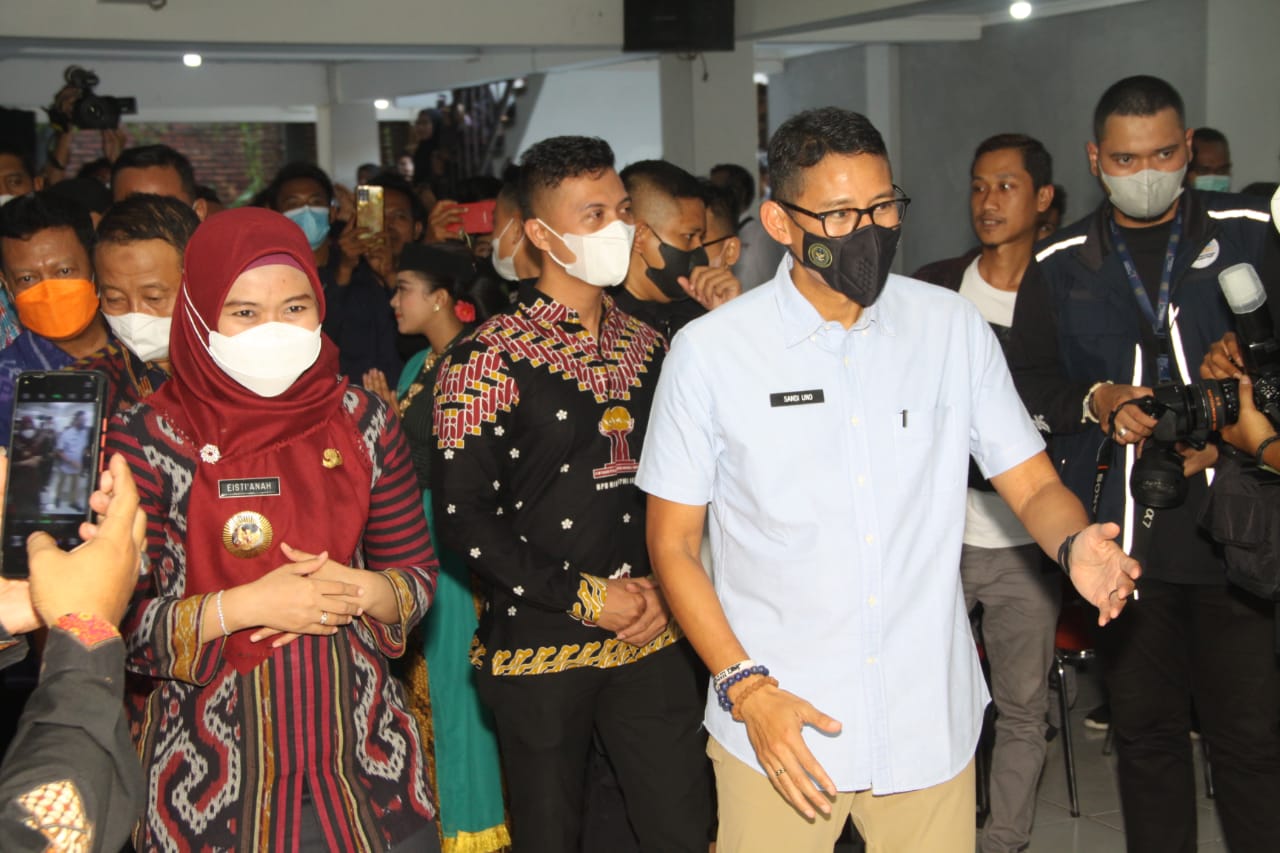 Menparekraf Sandiaga Uno (baju putih) dan Bupati Demak Eisti'anah menghadiri acara Kelana Nusantara di Demak, Jawa Tengah, Selasa (26/7). 
