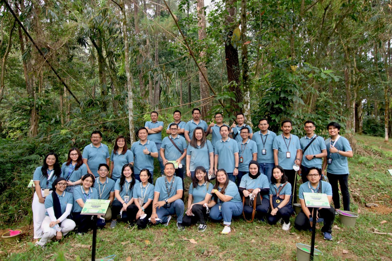 FIF Group mengajak karyawan menanam 3.695 pohon di Sentul Eco Edu Tourism Forest, Bogor, Selasa (12/7). 