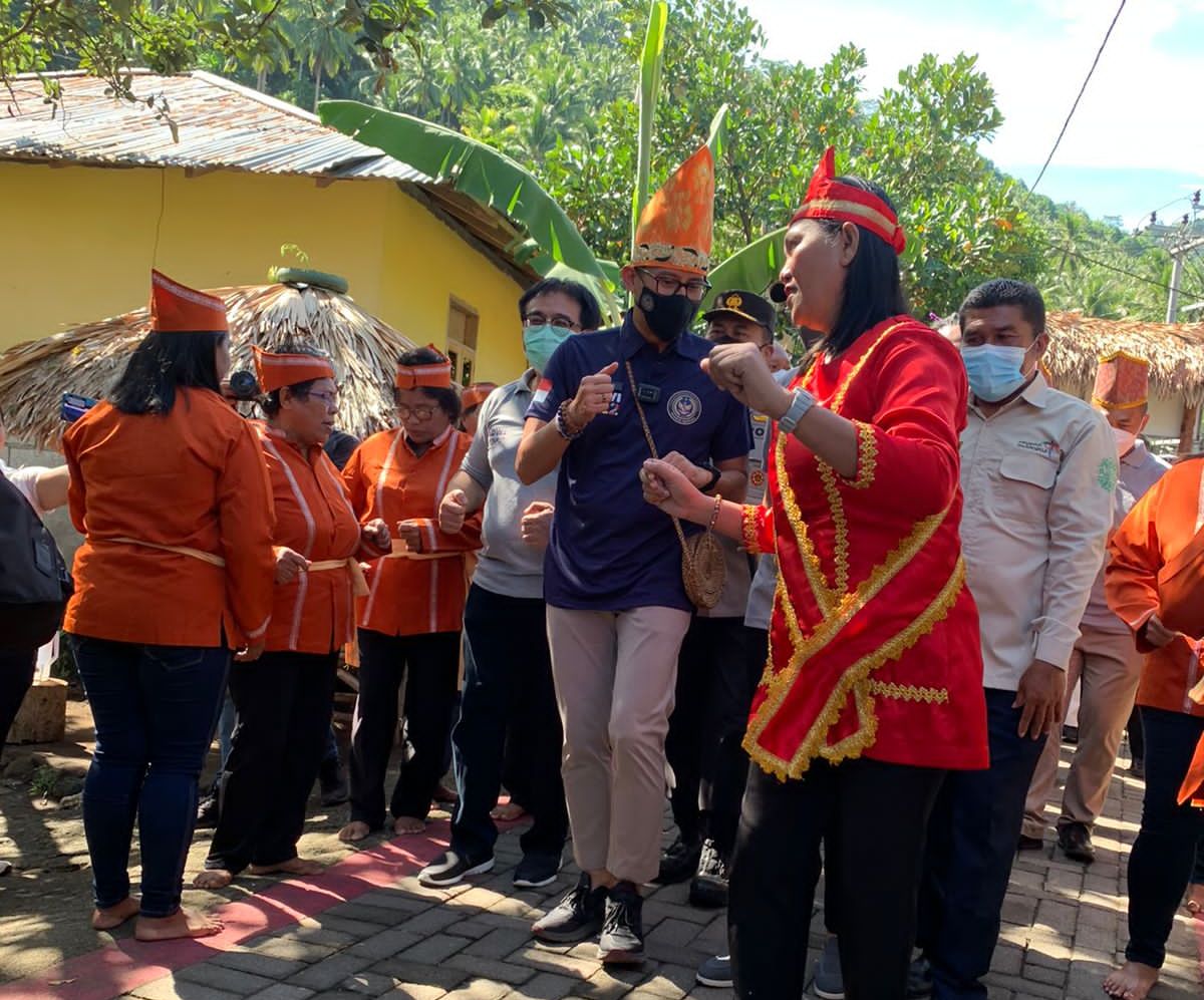 Menparekraf Sandiaga Uno mengunjungi Desa Wisata Budo di Kecamatan Wori, Kabupaten Minahasa Utara, Sulawesi Utara (Sulut).