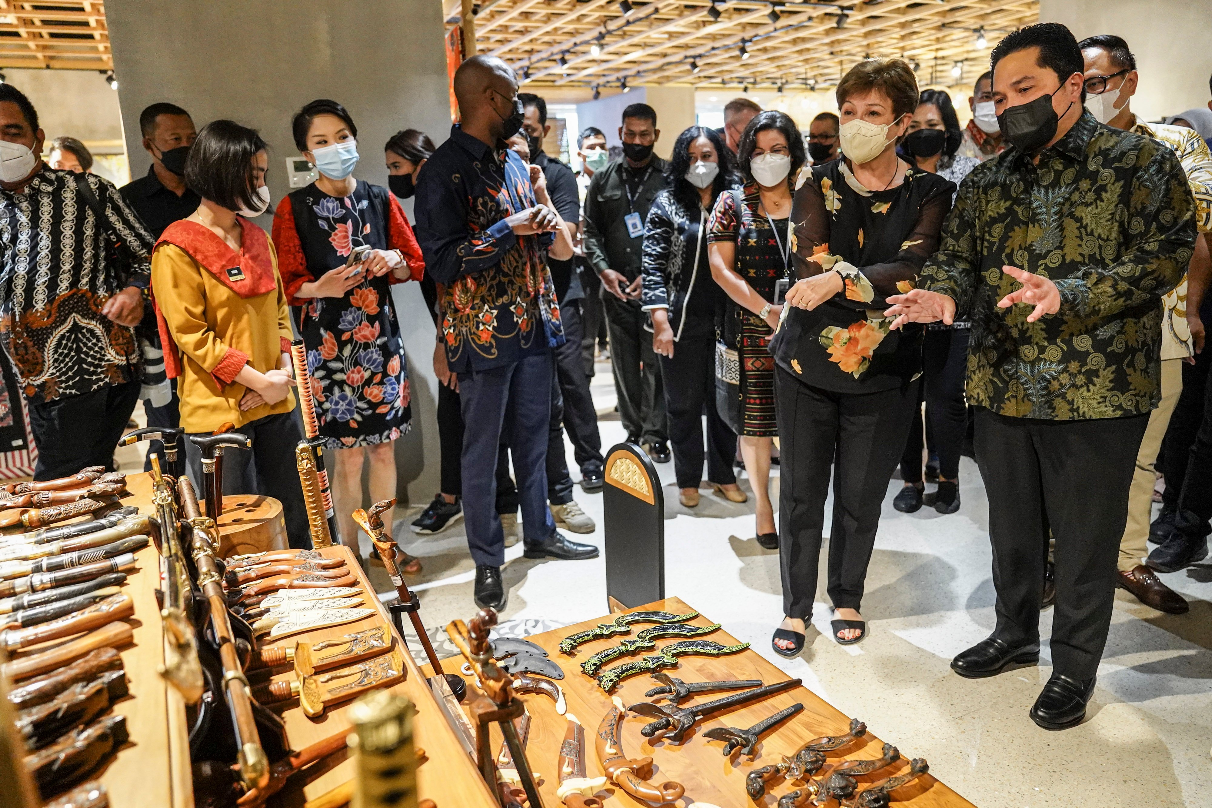 Menteri BUMN Erick Thohir (kanan) dan Managing Director IMF Kristalina Georgieva mengamati produk UMKM di Gedung Sarinah, Jakarta.