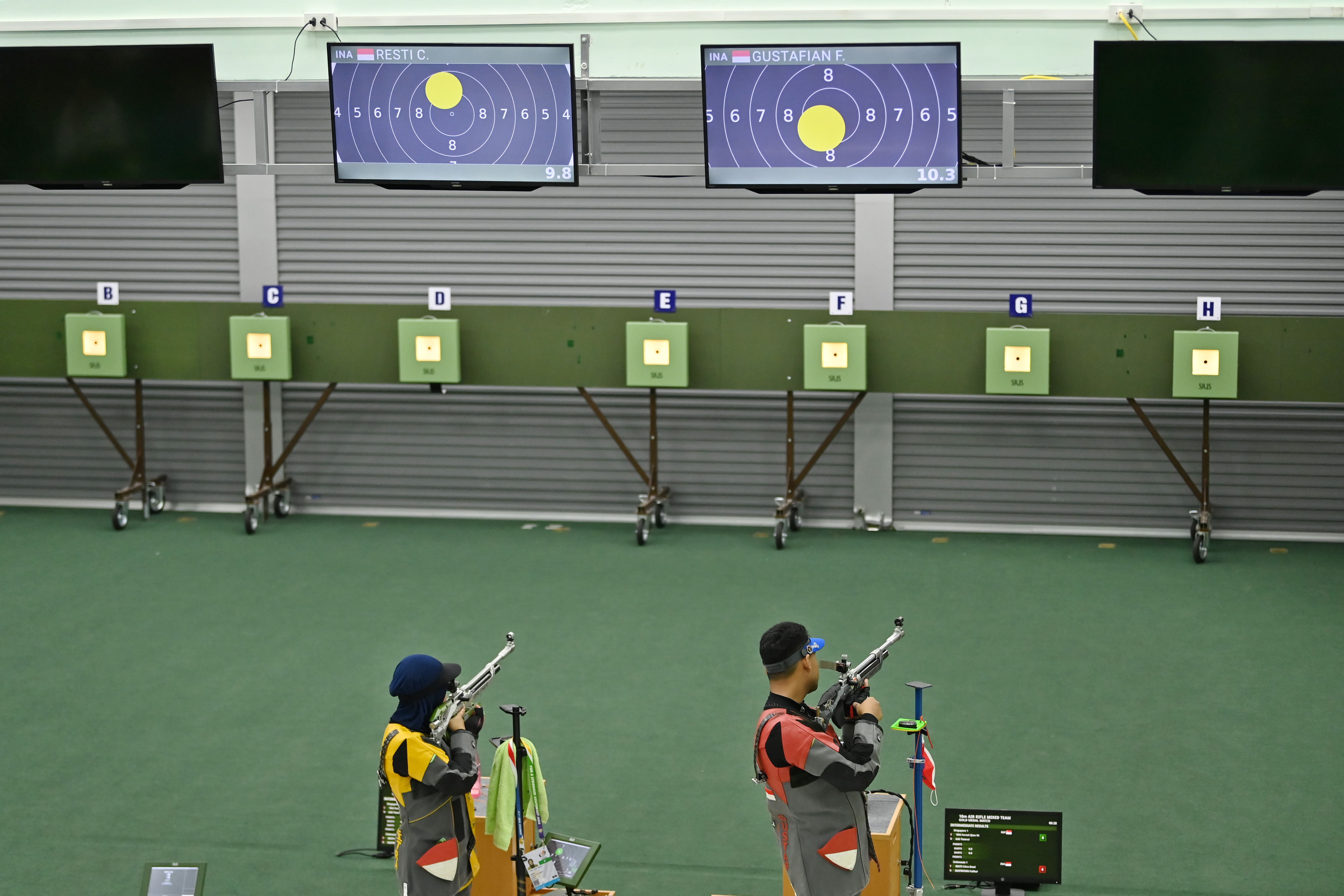 Dua petembak Indonesia Fathur Gustafian (kanan) dan Citra Dewi Resti menembak sasaran di ajang SEA Games 2021 Vietnam