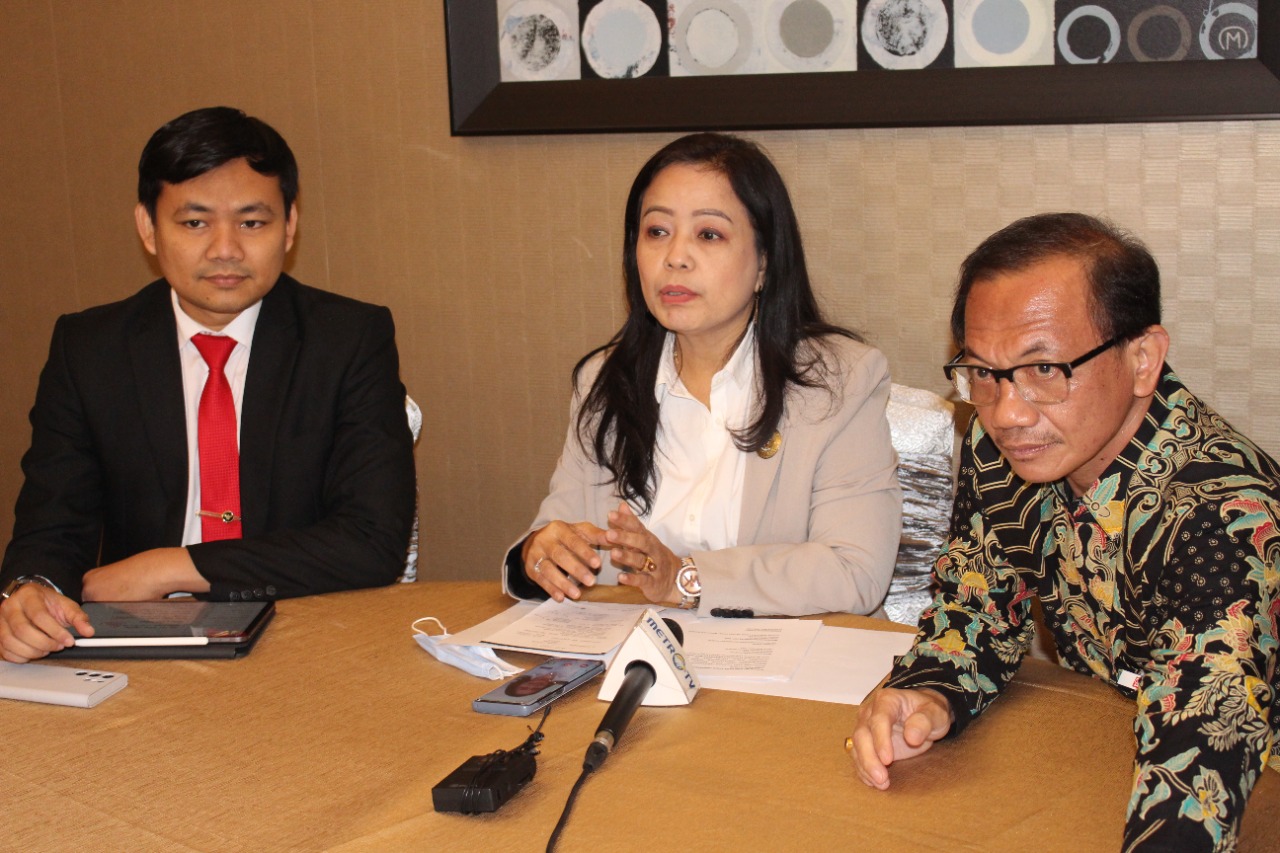 Wakil Ketua Komisi Informasi Pusat, Arya Sandhiyudha (kiri)