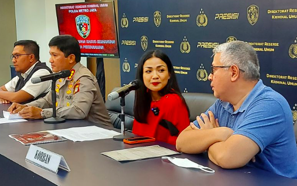 Selebritas Nirina Zubir saat ditemui di Polda Metro Jaya, Jakarta, Rabu (13/7/2022)