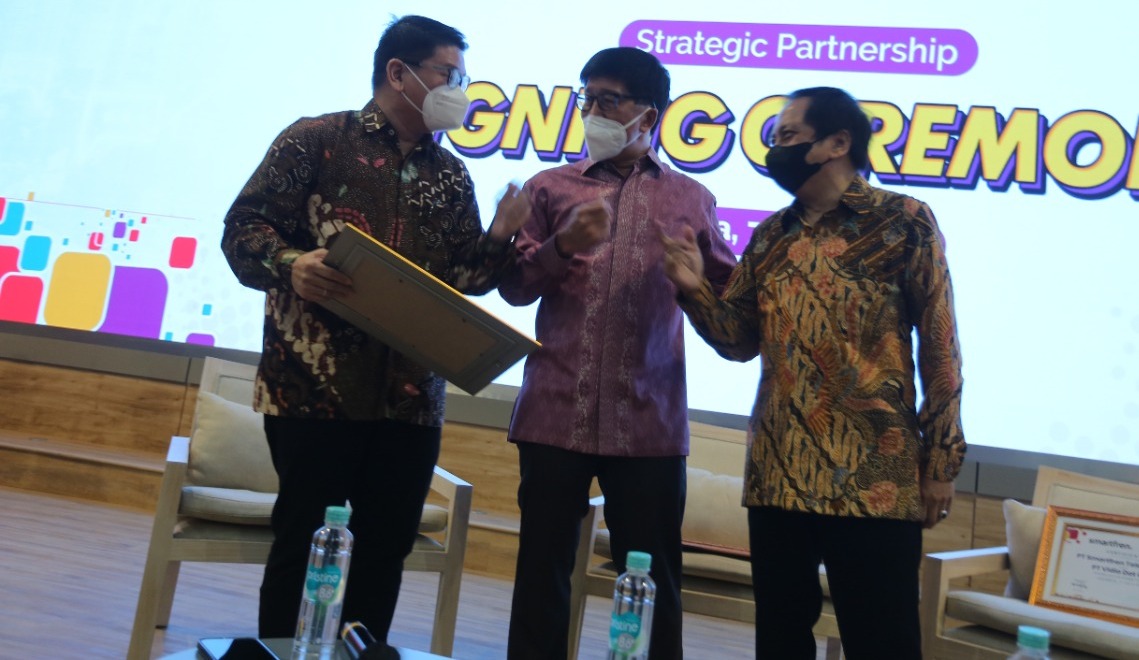 Penandatangan kerja sama MyRepublic, Vidio, dan Smartfren