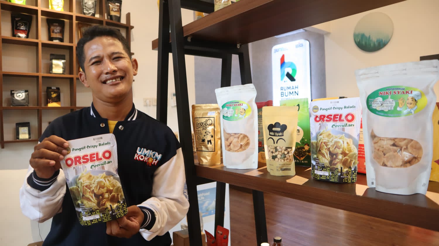 Saroni memperlihatkan makanan ringan yang ia produksi