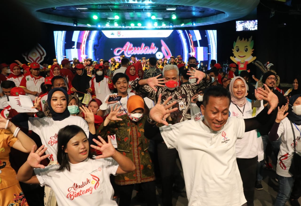 Gubernur Jateng Ganjar Pranowo membuka Pekan Special Olympics Nasional (PeSOnas) 2022 di Holy Stadium, Kota Semarang, Senin (4/7) malam.