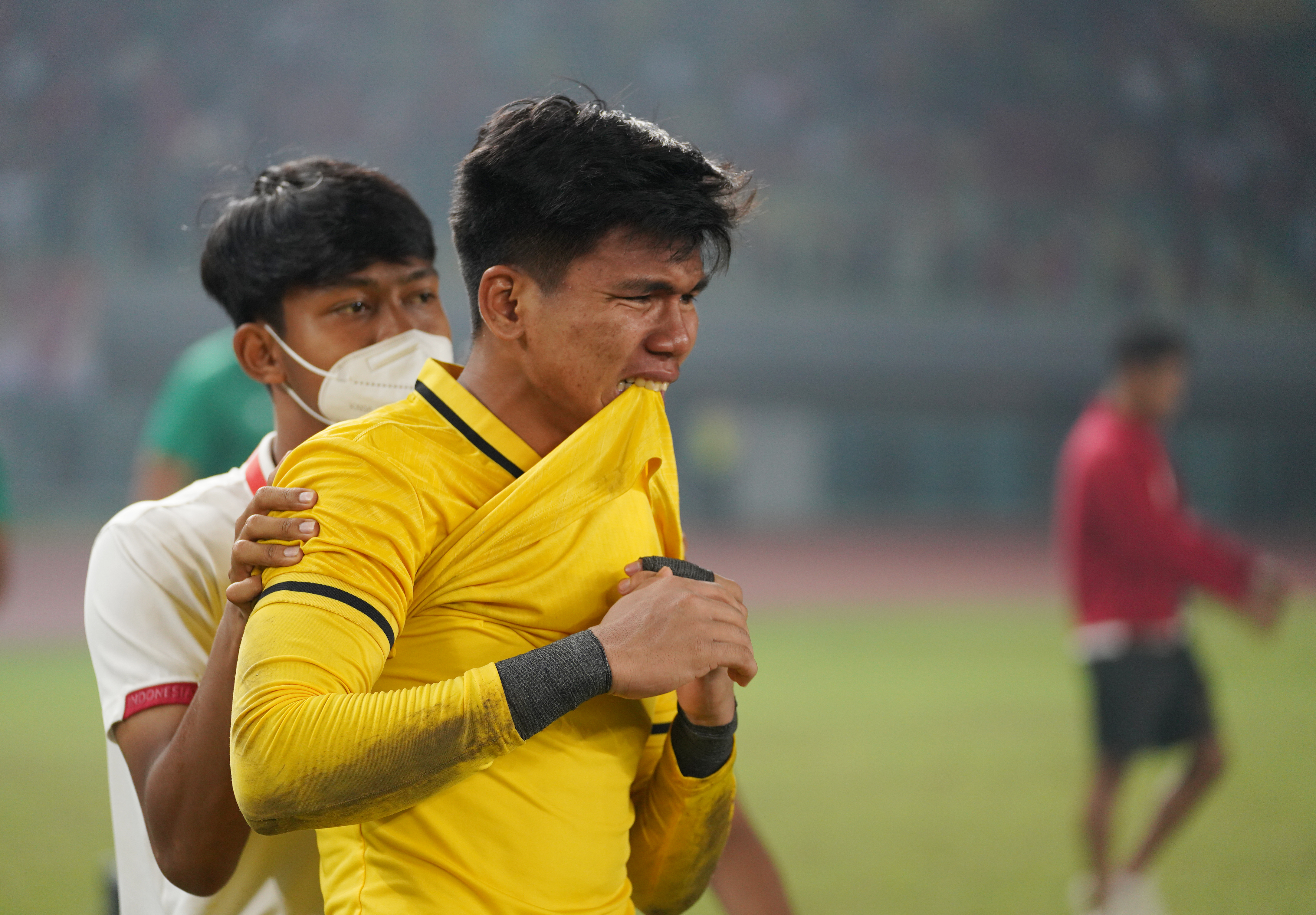Ekspresi kesedihan kiper tim Indonesia U-19 Cahya Supriadi usai pertandingan melawan Myanmar di Stadion Patriot Candrabhaga, Minggu (10/7).