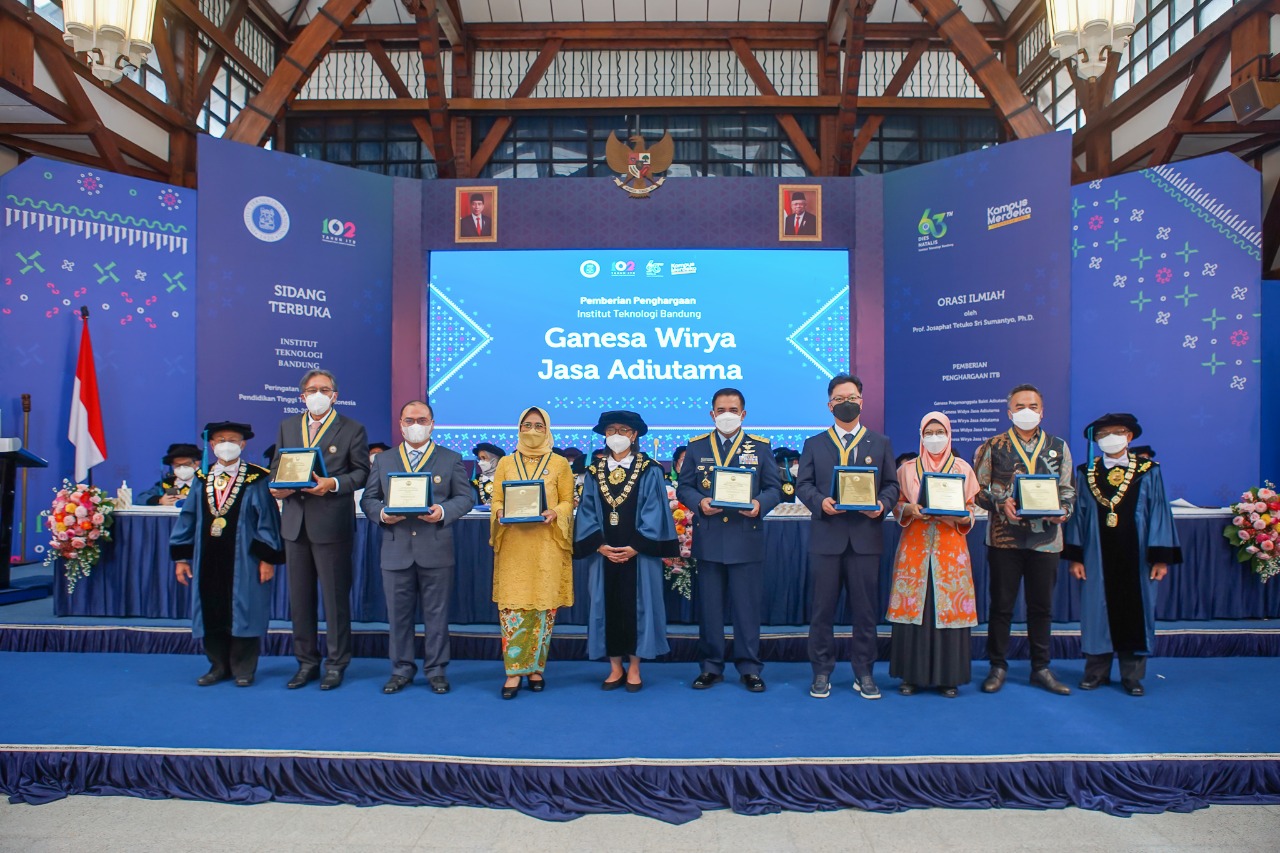 Wakil Ketua Komisi X DPR RI Hetifah Sjaifudian meraih penghargaan Ganesa Wirya Jasa Adiutama.