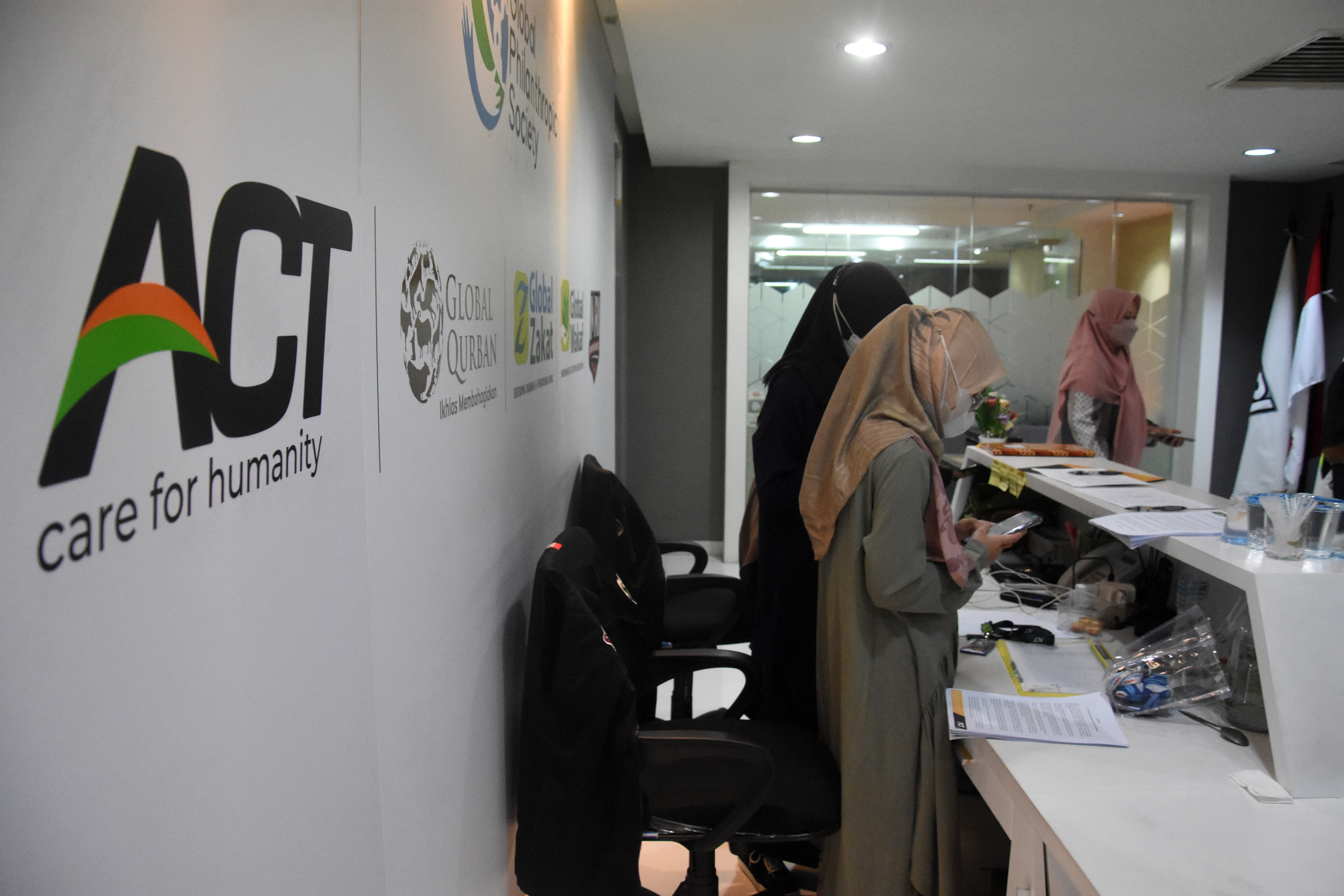 Pegawai beraktivitas di kantor Aksi Cepat Tanggap (ACT), Menara 165, Jakarta.