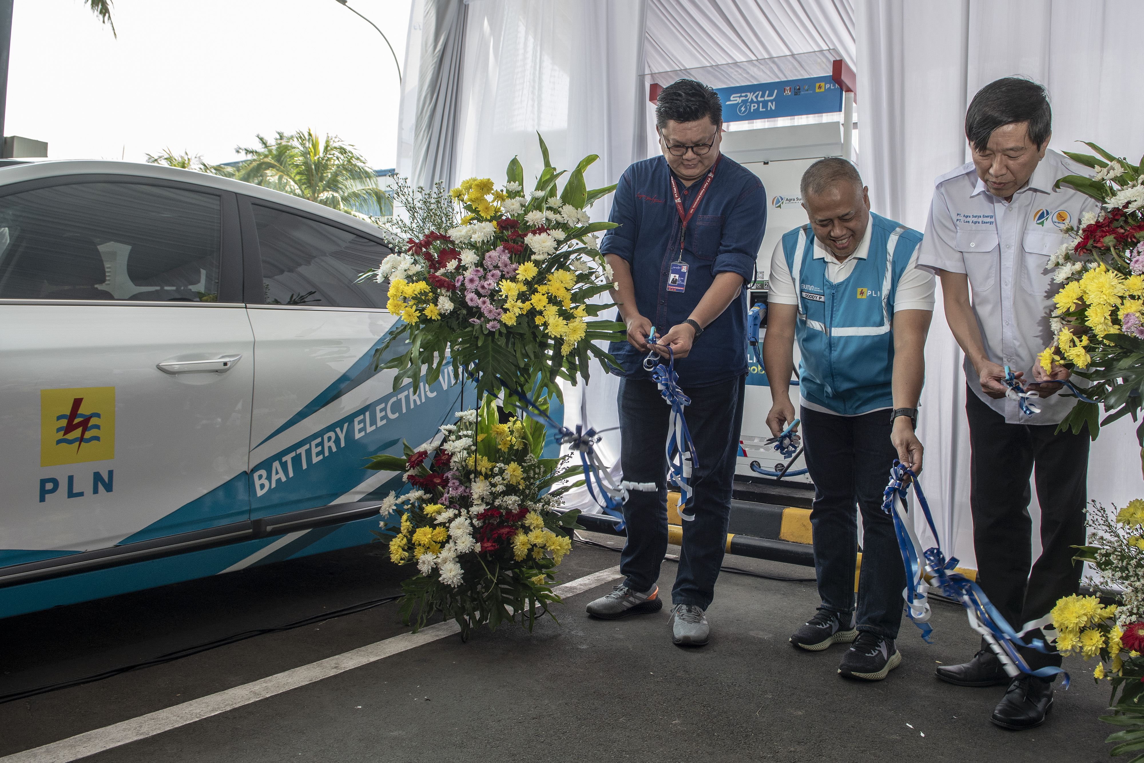 Peluncuran Stasiun Pengisian Kendaraan Listrik Umum (SPKLU) IO2 PLN di KFC Taco Bell Artha Gading, Jakarta.