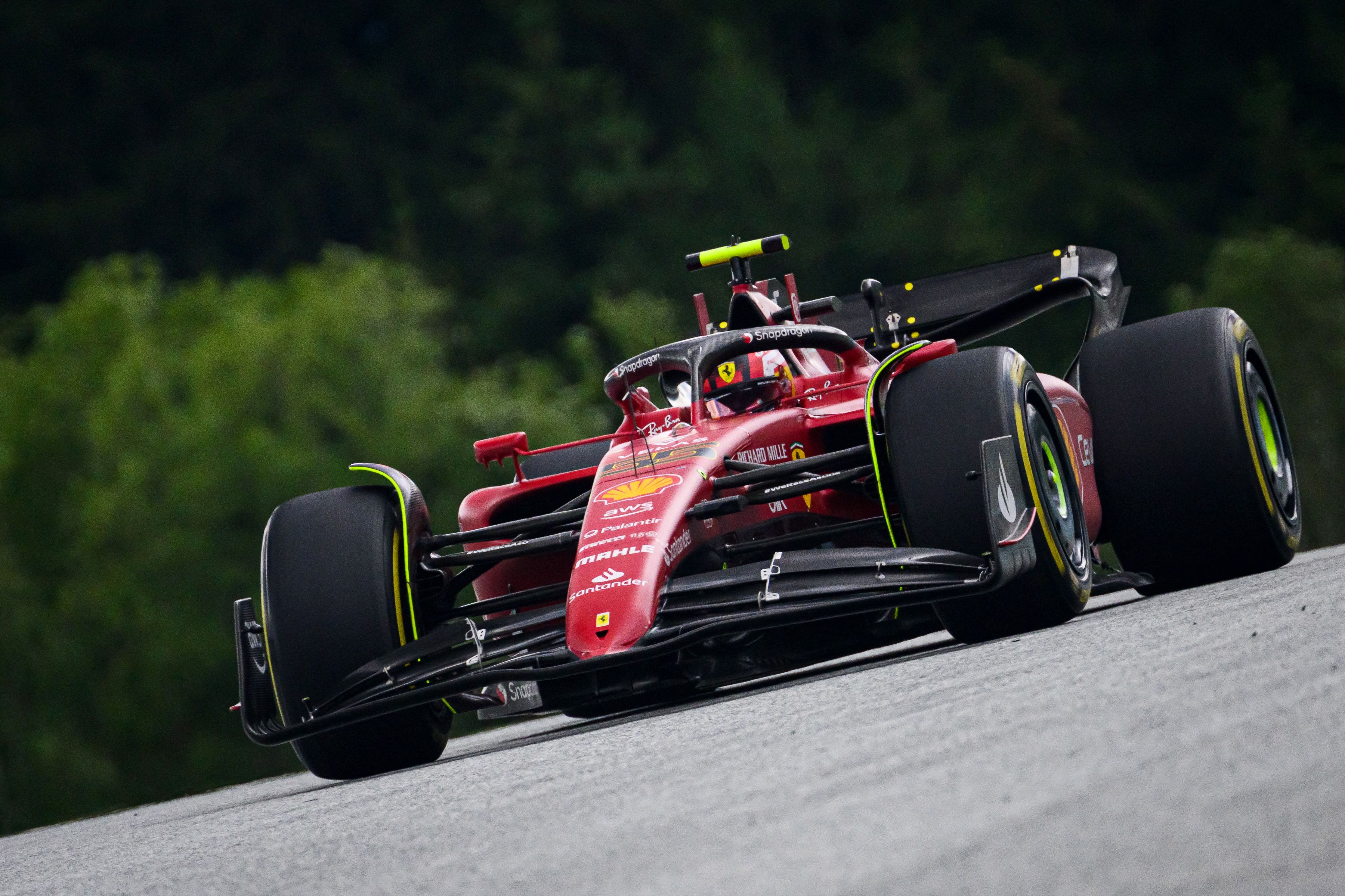 Mobil pembalap tim Ferrari saat berlaga di Sirkuit Red Bull Ring, Spielberg, Austria.