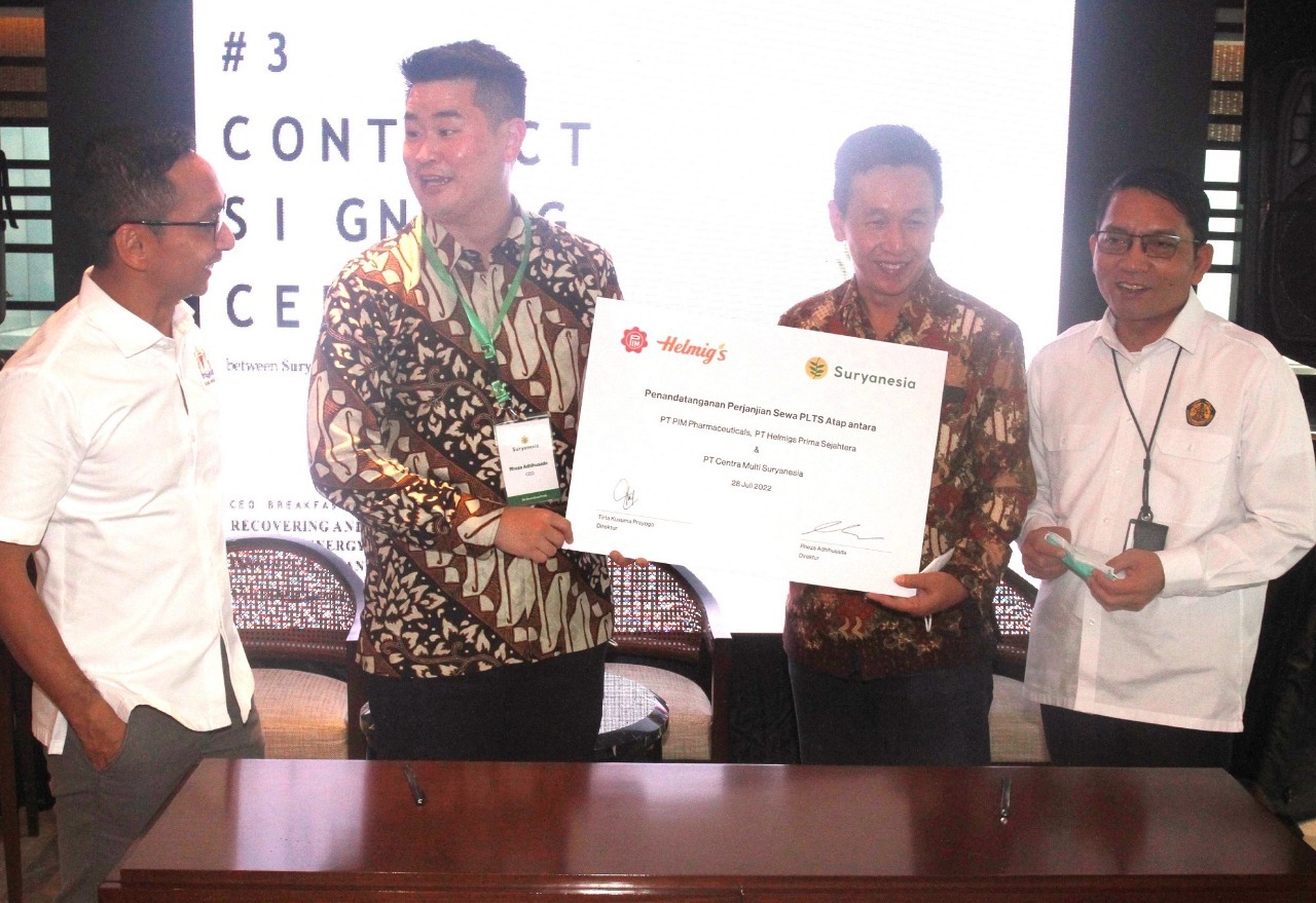 Penandantangan Kerja Sama Sewa PLTS Atap antara Suryanesia dengan PT PIM Pharmaceuticals dan PT Helmigs Prima Sejahtera