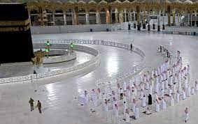 Jemaah melaksanakan shalat Isya menghadap kabah di Masjidil Haram yang lengang karena ditutup untuk jemaah umroh sementara waktu.