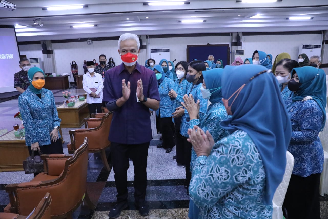 Ketua Pembina Tim Penggerak PKK Jawa Tengah, saat memberikan arahan dalam rapat koordinasi TP PKK di Gedung Gradhika Bhakti Praja, Semarang 