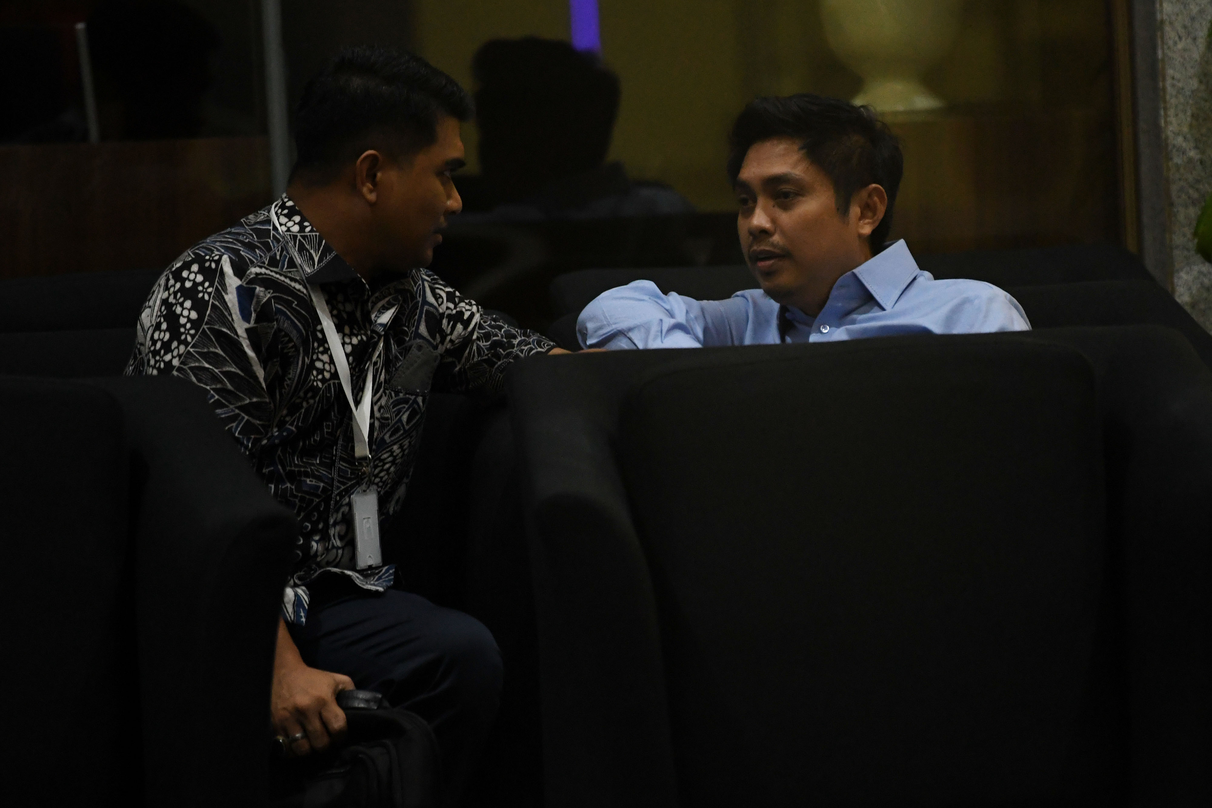 Mantan Bupati Tanah Bumbu Mardani Maming (kanan)