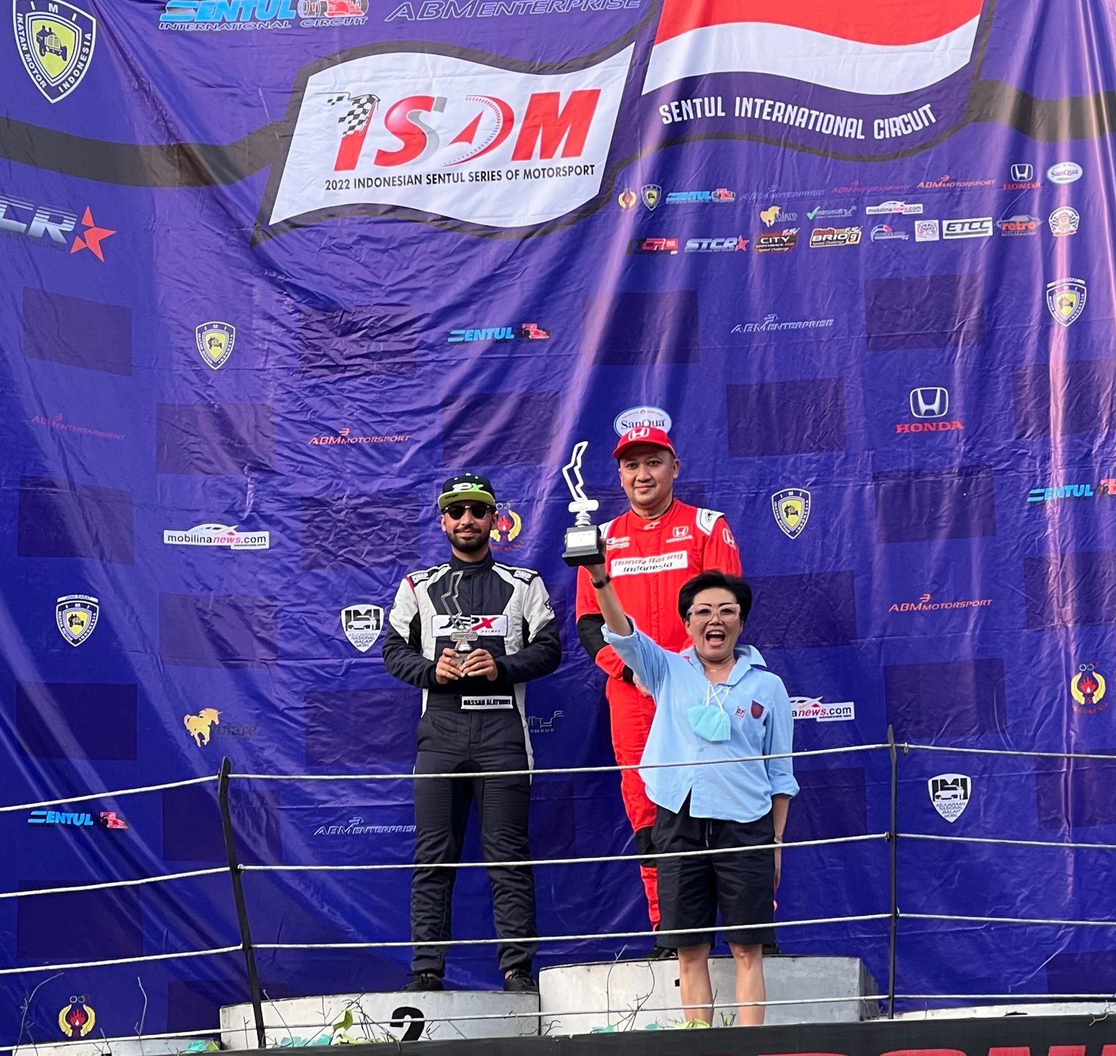 Alvin Bahar di podium juara ISTCR 3600 ISOM
