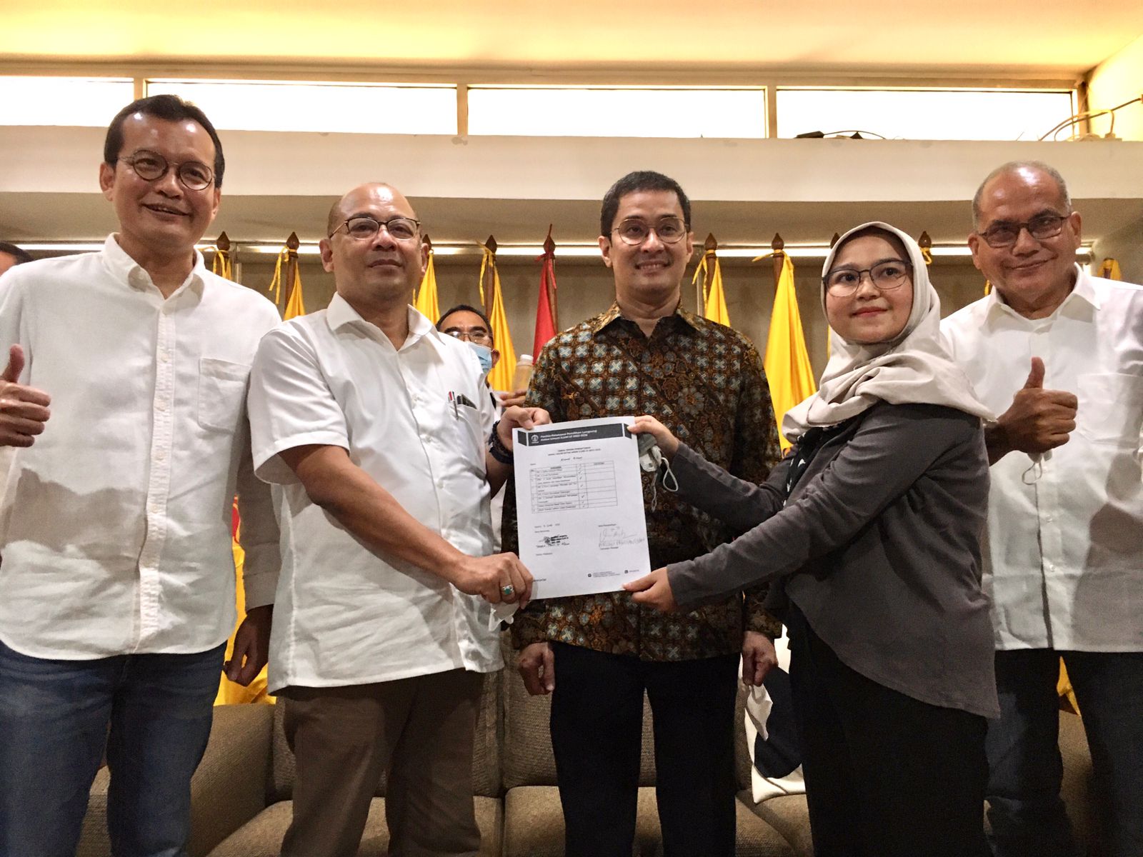  Ahmad Akbar ketika menyerahkan berkas kelengkapan administrasi persyaratan pemilihan raya ketua ILUNI UI periode 2022-2025.