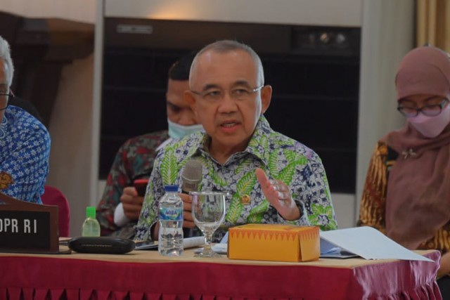 Anggota Komisi II DPR RI Arsyadjuliandi Rachman saat pertemuan Komisi II DPR RI dengan Pemprov Riau dan KPU, Bawaslu di Pekanbaru, Riau.