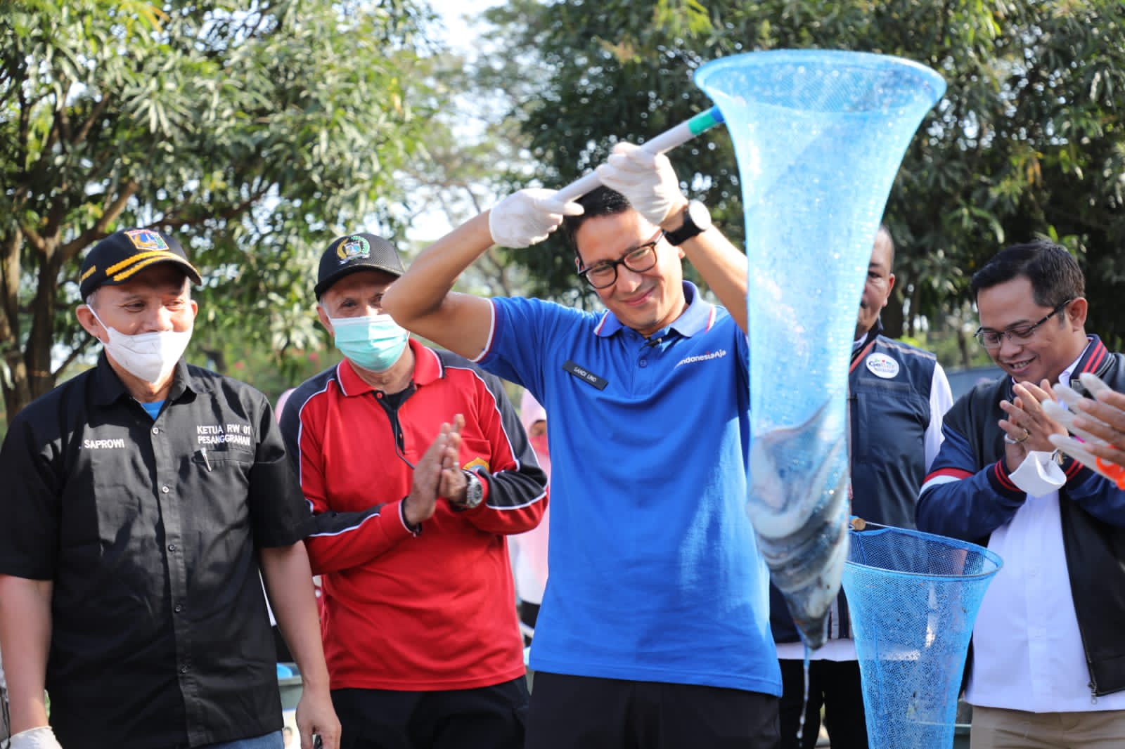 Menparekraf Sandiaga Uno melakukan panen lele di program Juragan Lele