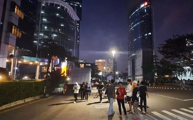 Lokasi 'Citayam Fashion Week' di kawasan Jalan Sudirman, Jakarta Pusat yang dipenuhi remaja SCBD (Sudirman, Citayam, Bojong Gede, Depok)