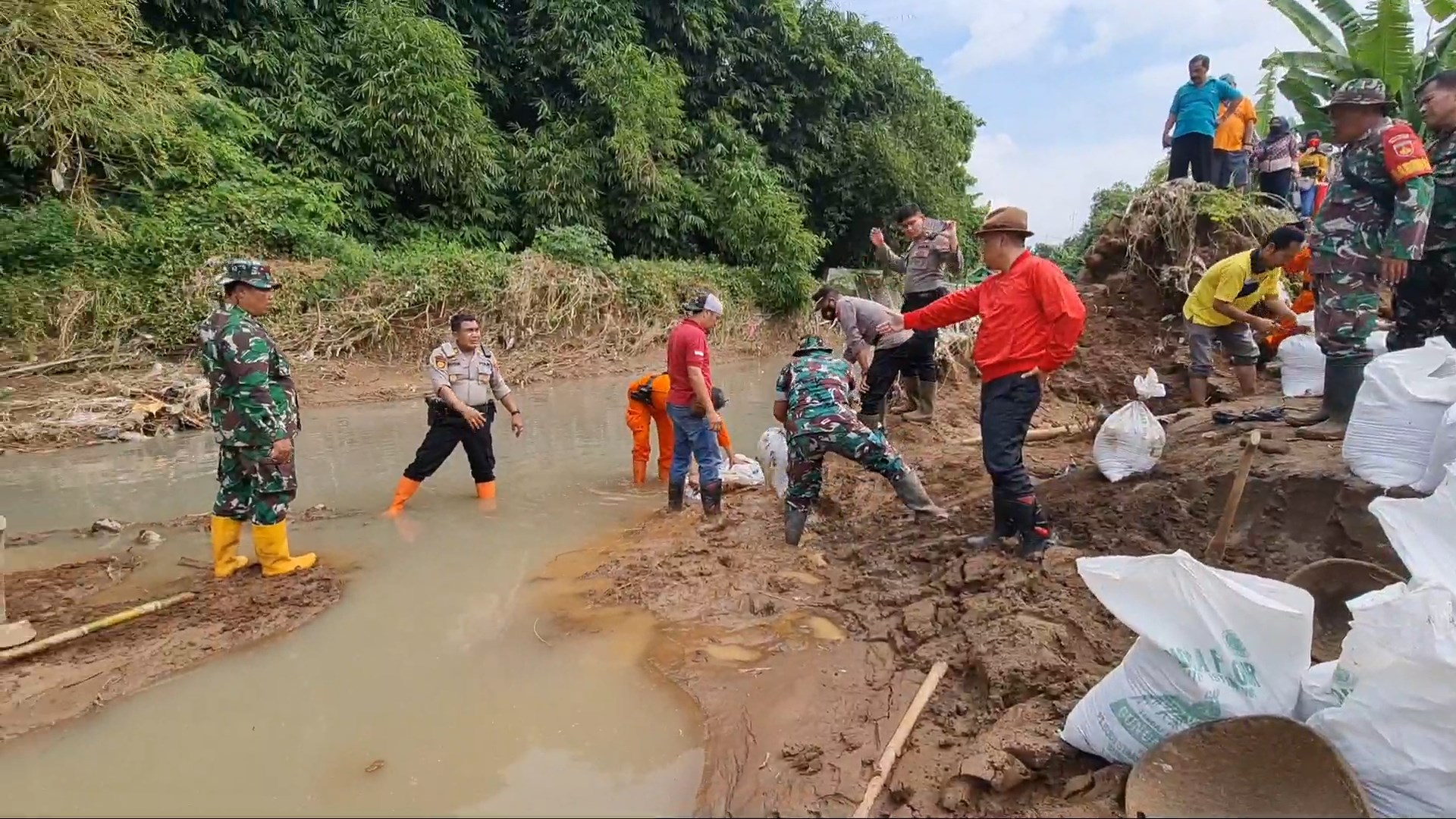 Pembuatan tanggul darurat di Desa Bulumanis Kidul, Kecamatan Margoyoso, Kabupaten Pati,Jawa Tengah, Jumat (15/7).