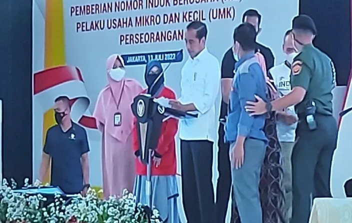 Presiden Joko Widodo membagikan Nomor Induk Berusaha (NIB) kepada pelaku UMK Perseorangan di Gedung Nanggala, Jakarta, Rabu (1/7)