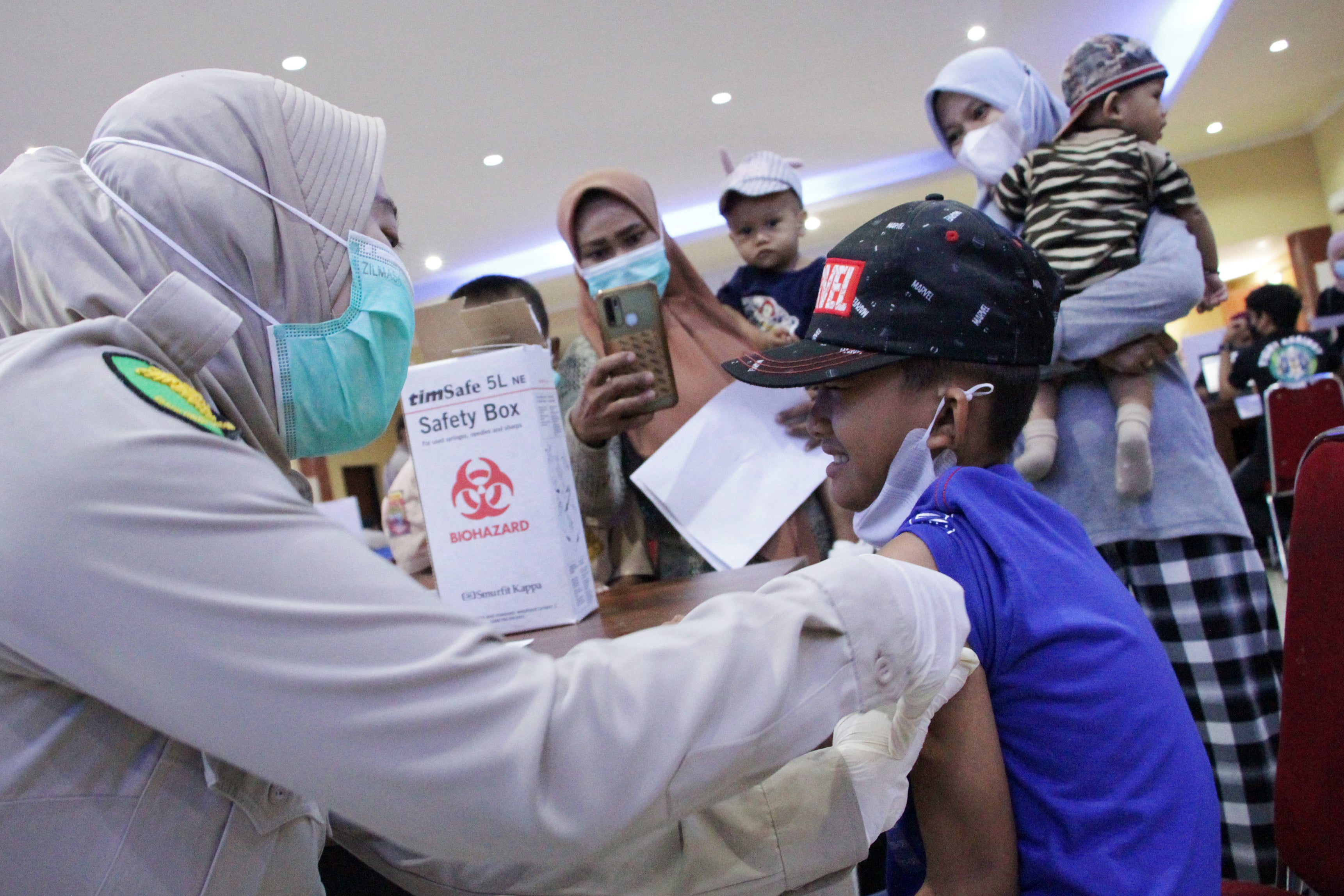 Petugas menyuntikkan vaksin COVID-19 kepada seorang bocah di Makassar, Sulawesi Selatan, Indonesia.