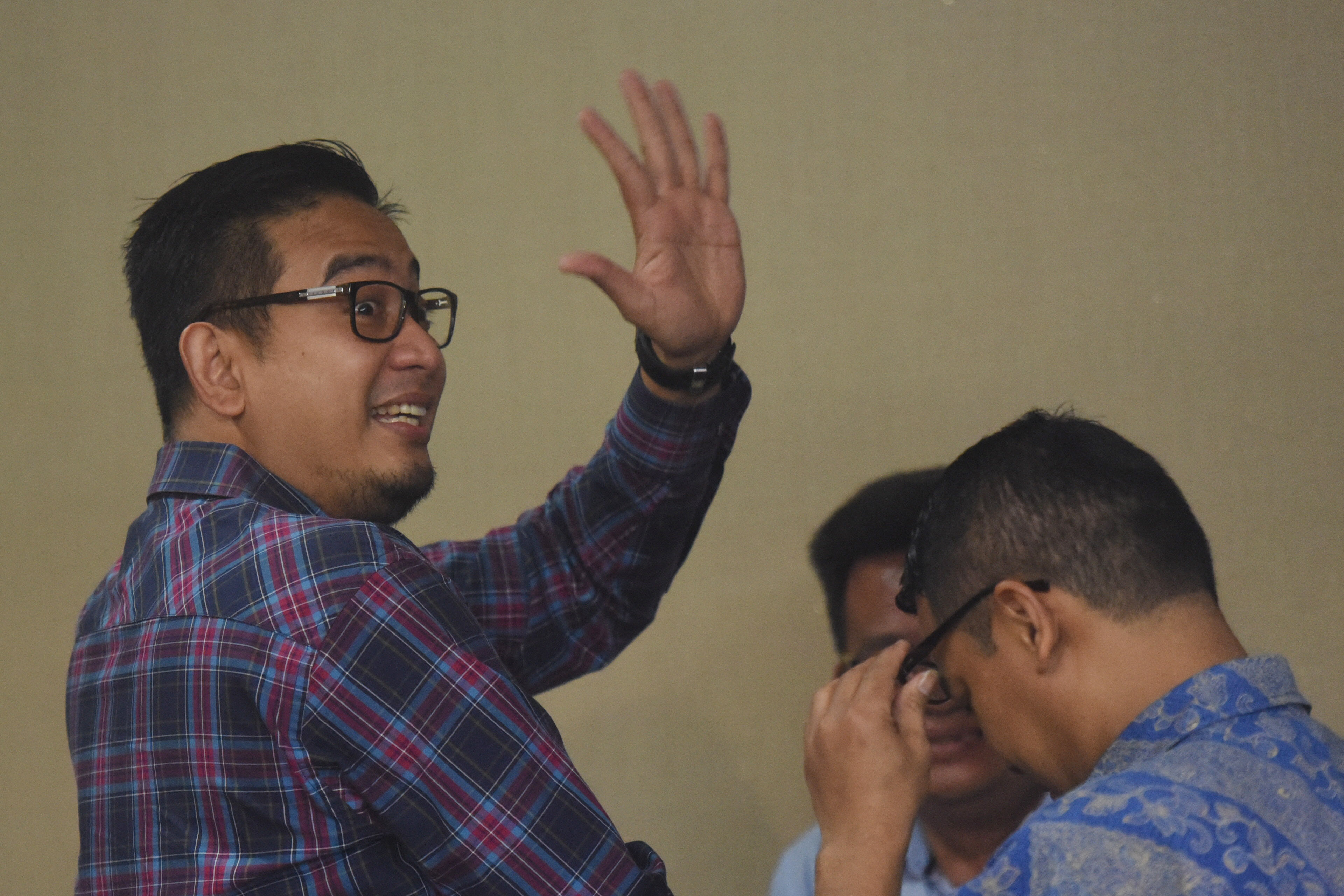 Brotoseno melambaikan tangan.