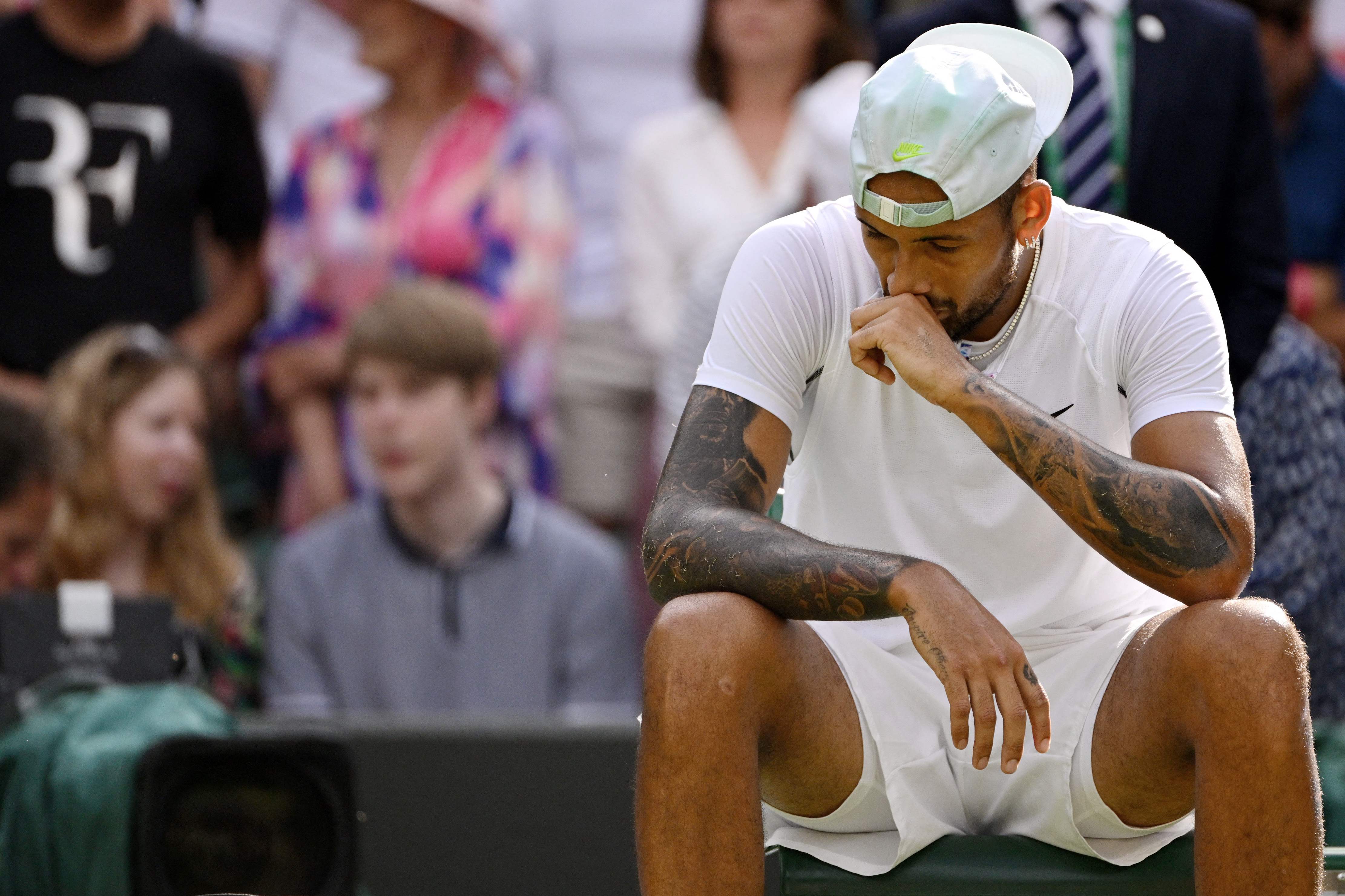Reaksi petenis Australia Nick Kyrgios setelah menumbangkan Cristian Garin dari Cile di babak perempat final Wimbledon di London, Inggris.