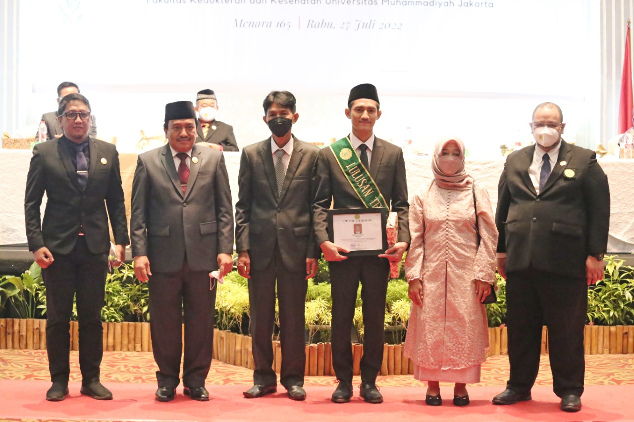 Rektor UMJ Dr.Ma’mun Murod, M.Si (dua kiri) berpose bersama lulusan terbaik Angkat Sumpah Dokter UMJ ke-47.