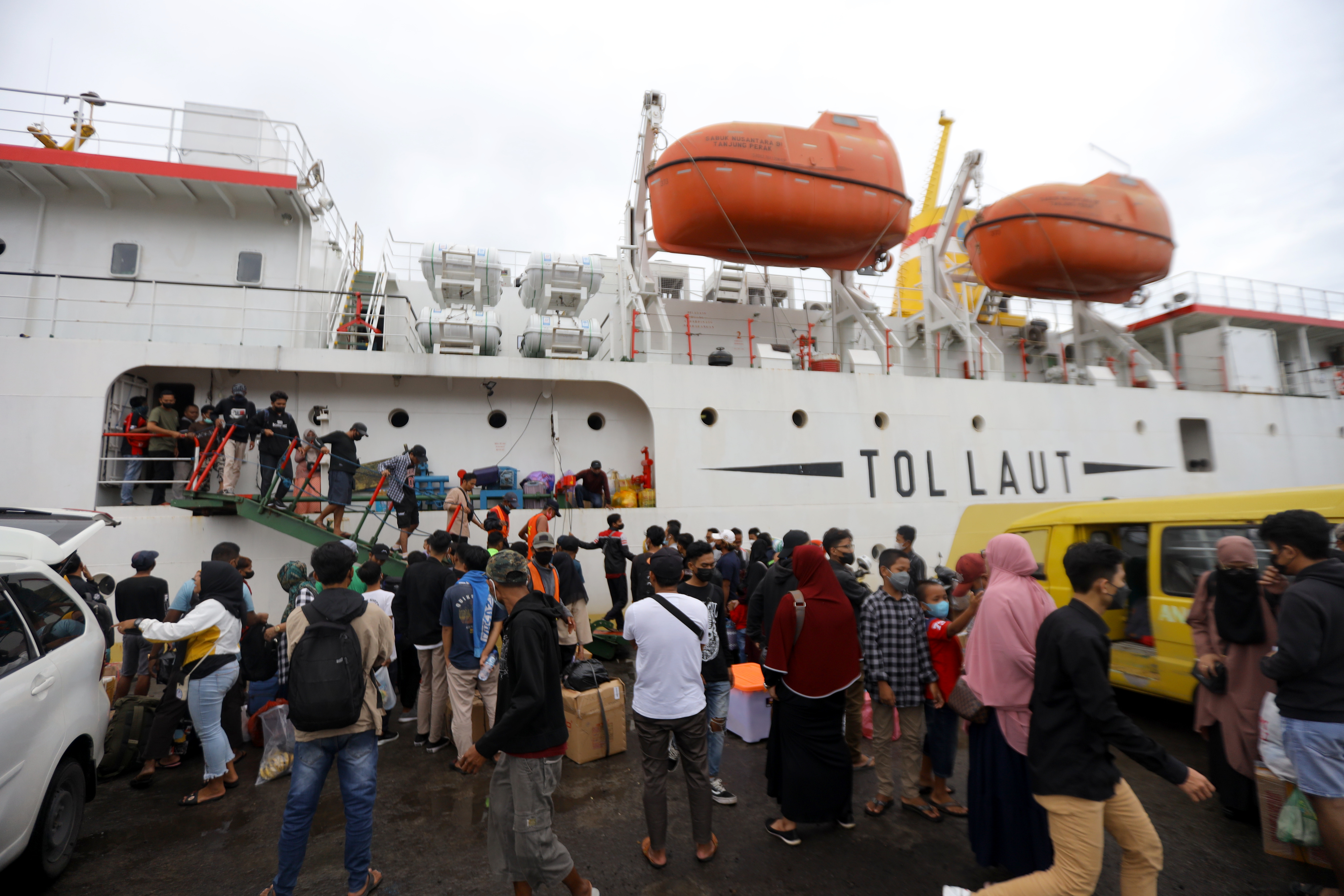 Calon penumpang antre memasuki kapal perintis yang merupakan program tol laut.