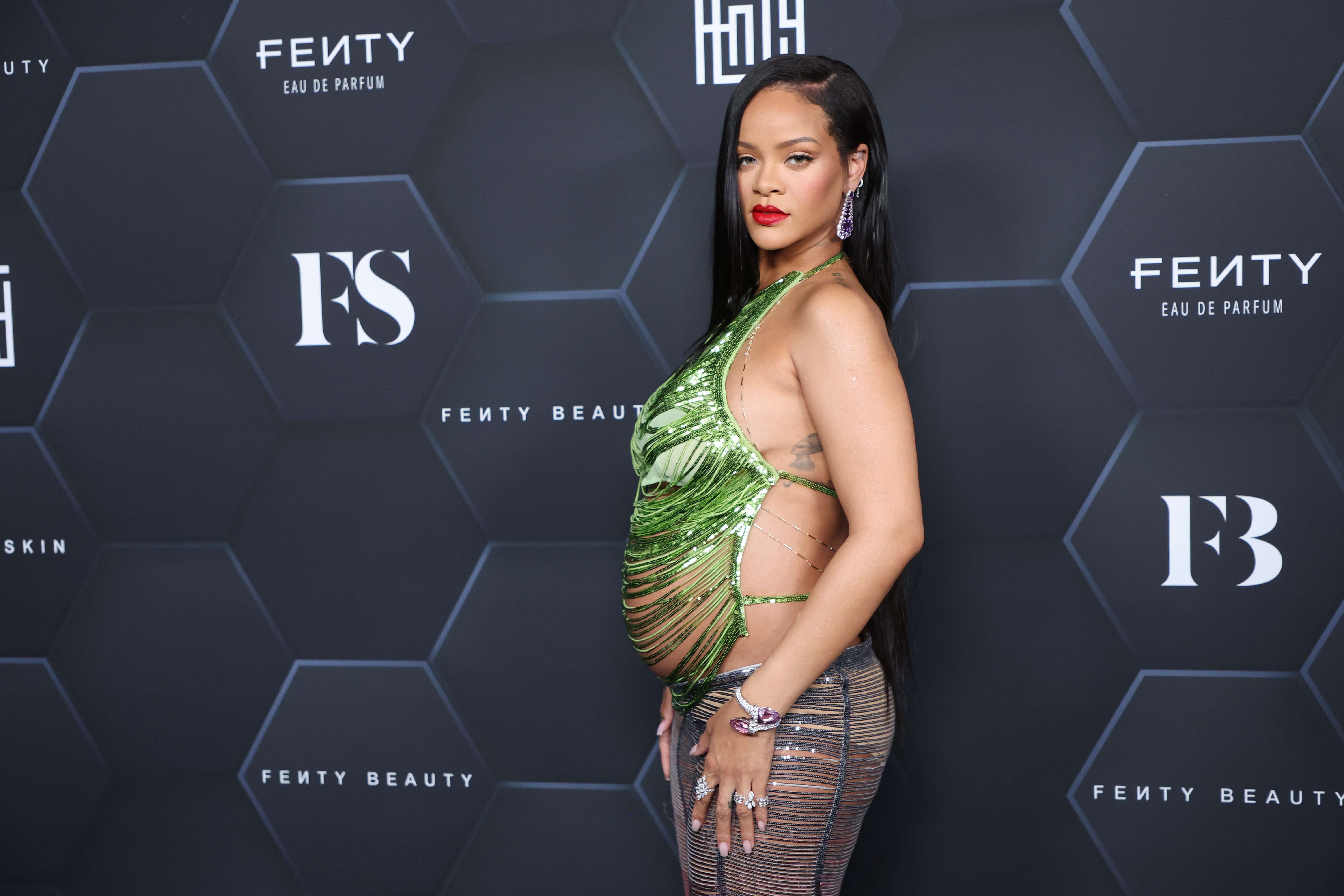 Rihanna berpose untuk merek kecantikan Fenty Beauty yang merupakan salah satu lini kosmetik miliknya. 