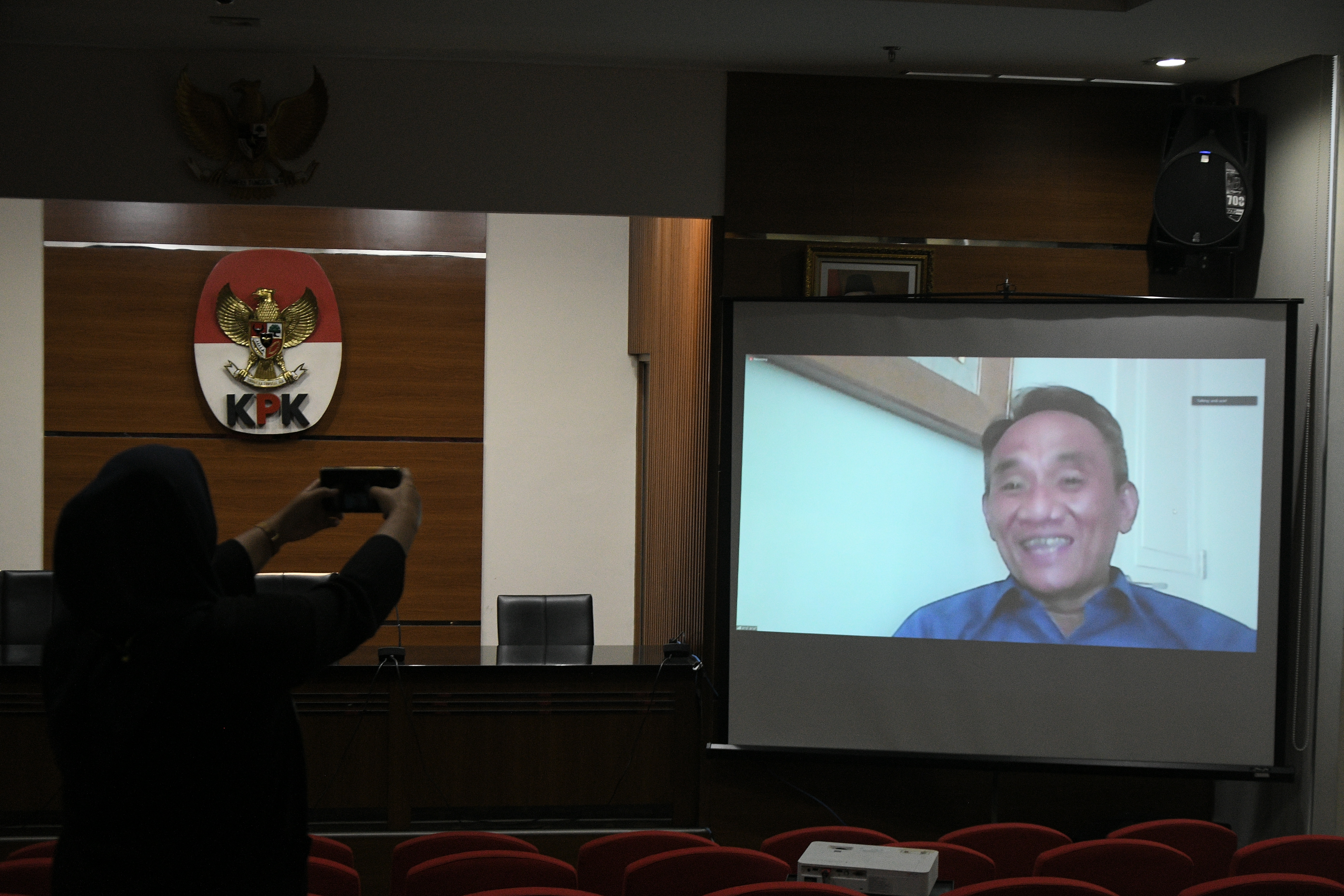 Ketua Bappilu Partai Demokrat Andi Arief (kanan) sebagai saksi pada kasus Bupati nonaktif PPU Abdul Gafur Mas'ud di KPK, Jakarta, kemarin.