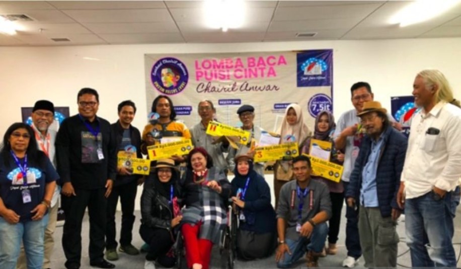 Panitia dan pemenang lomba puisi perayaan seabad penyair Chairil Anwar.