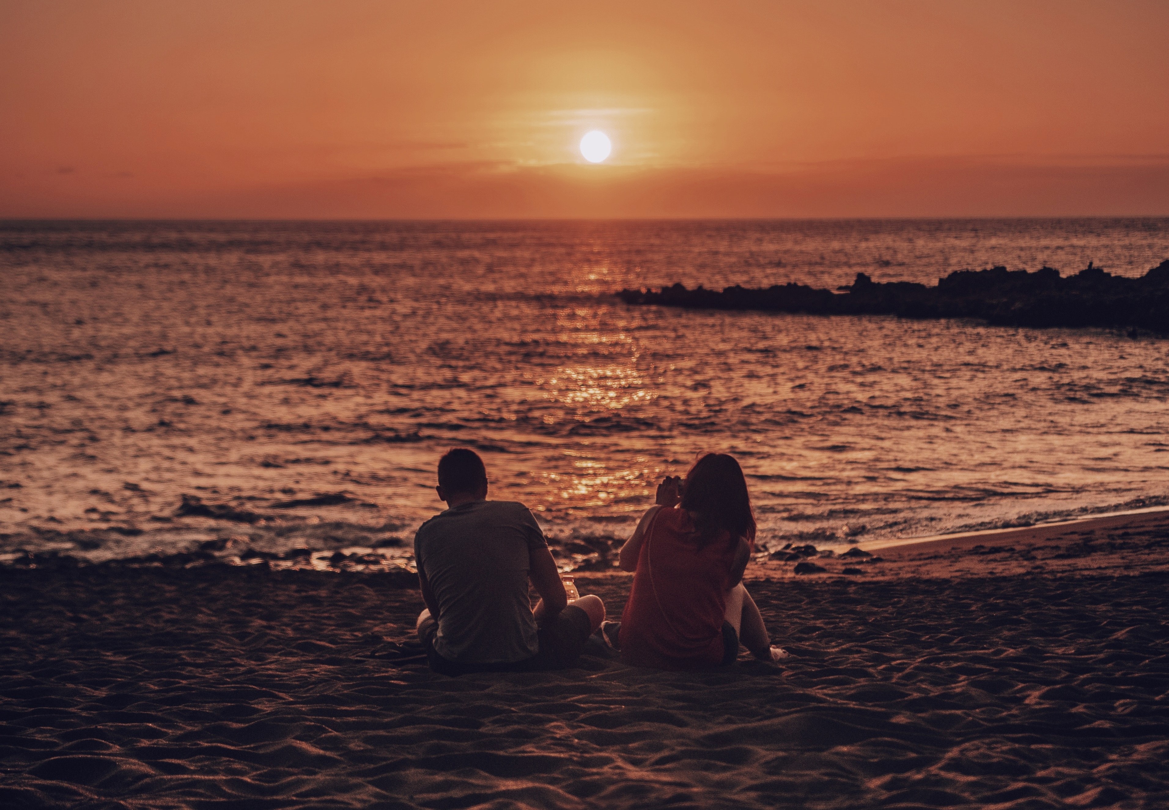 Ilustrasi sepasang kekasih menikmati senja