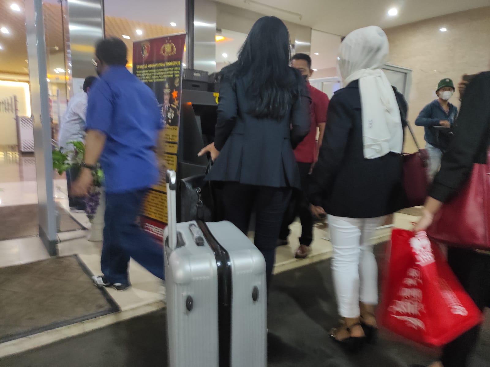 Presiden ACT Ibnu Khajar datang di Bareskrim Polri membawa koper