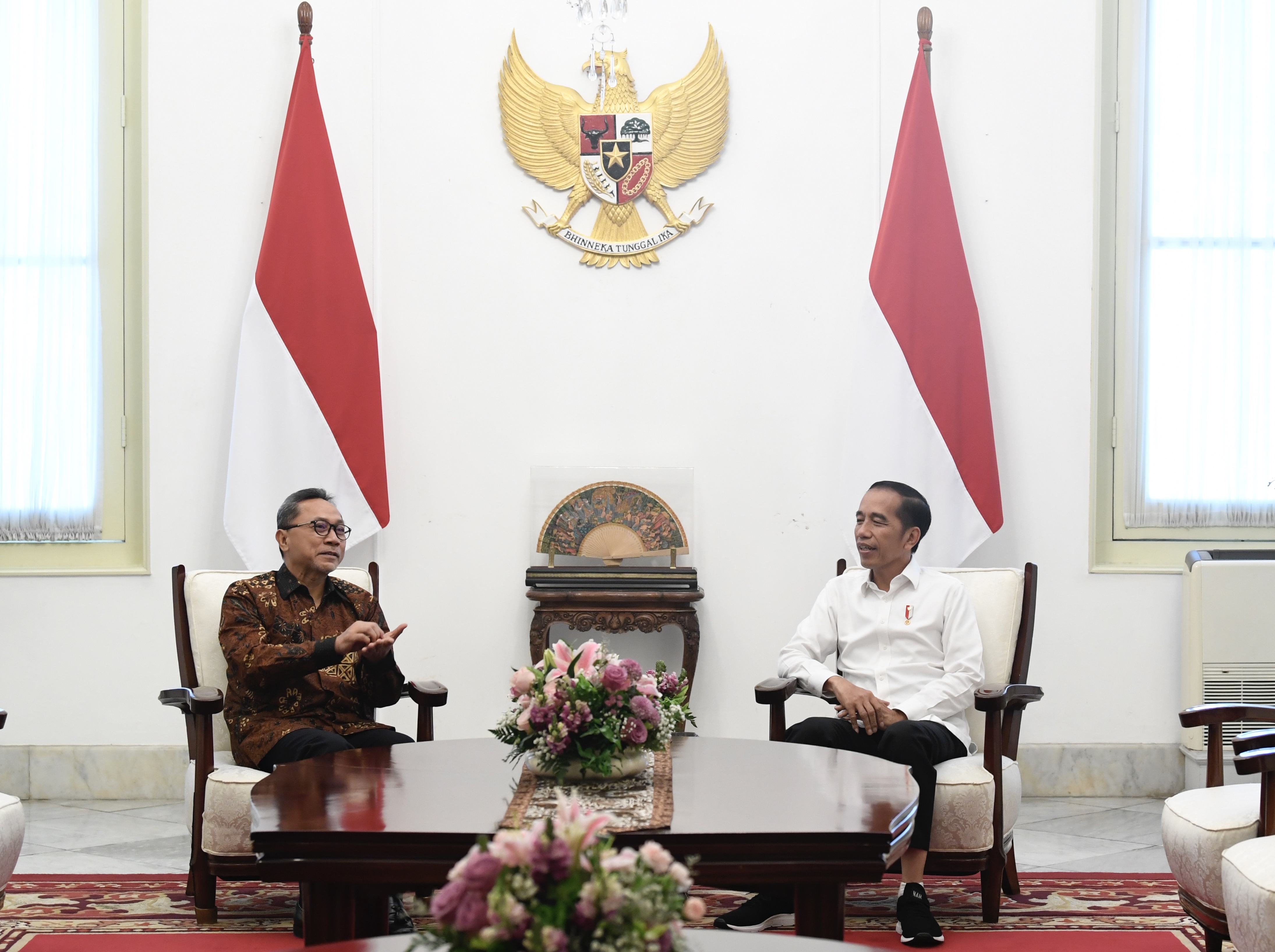 Presiden Joko Widodo (kanan) dan Menteri Perdagangan Zulkifli Hasan