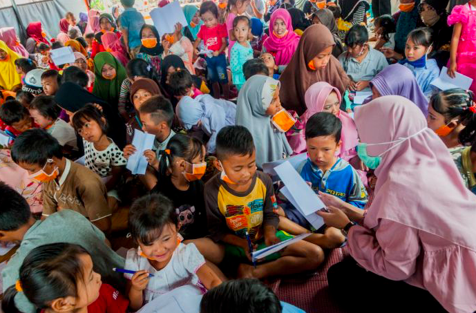 Sejumlah relawan menghibur anak-anak pengungsi korban longsor di Kampung Cigobang, Banten.