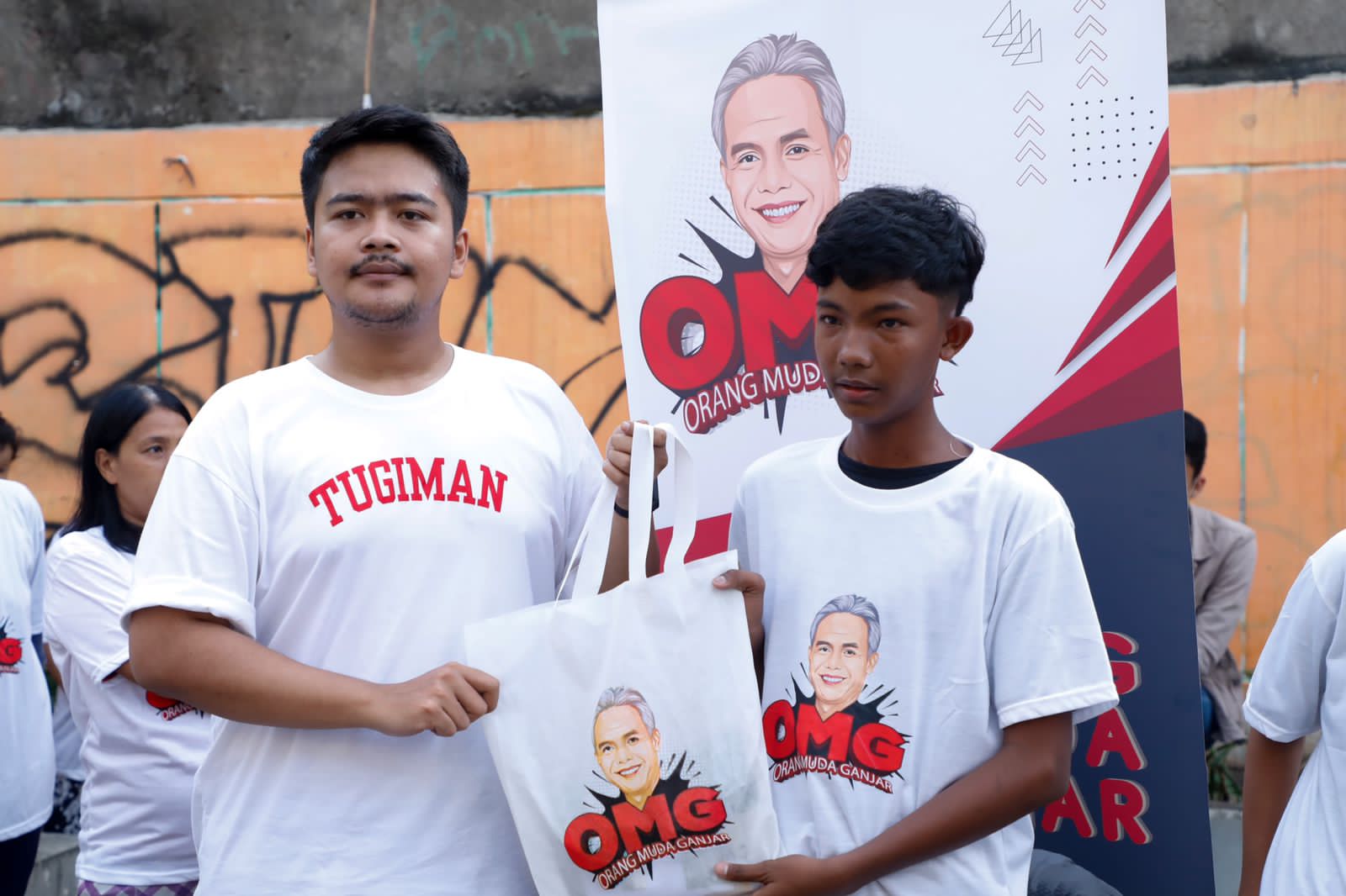 Orang Muda Ganjar (OMG) DKI Jakarta membagi-bagikan paket peralatan sekolah berupa buku, alat tulis, kaos kaki, dan pensil warna kepada pela
