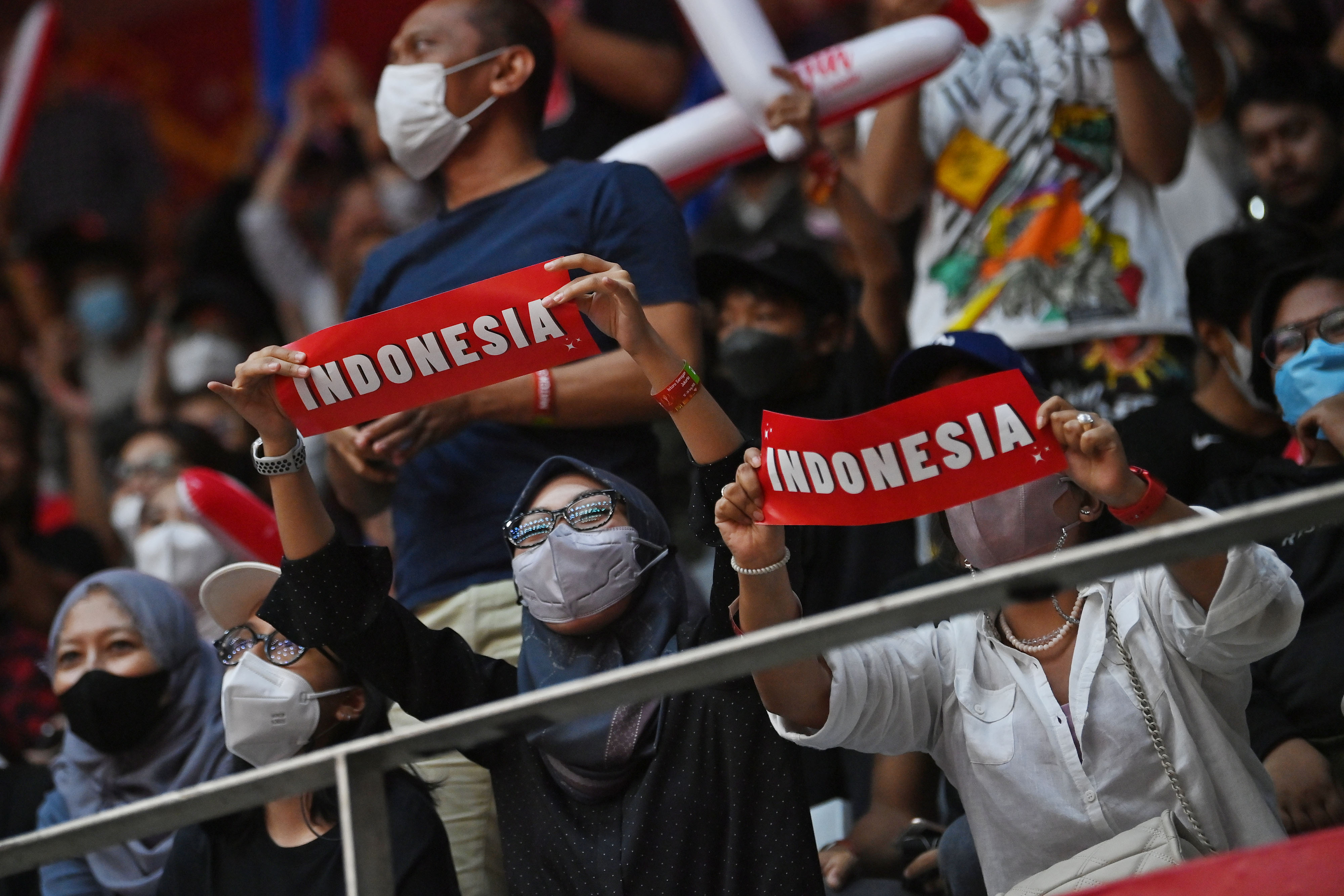 Sejumlah suporter meneriakkan dukungan untuk Timnas Basket Indonesia saat melawan Arab Saudi di Istora Senayan Jakarta, Selasa (12/7). 