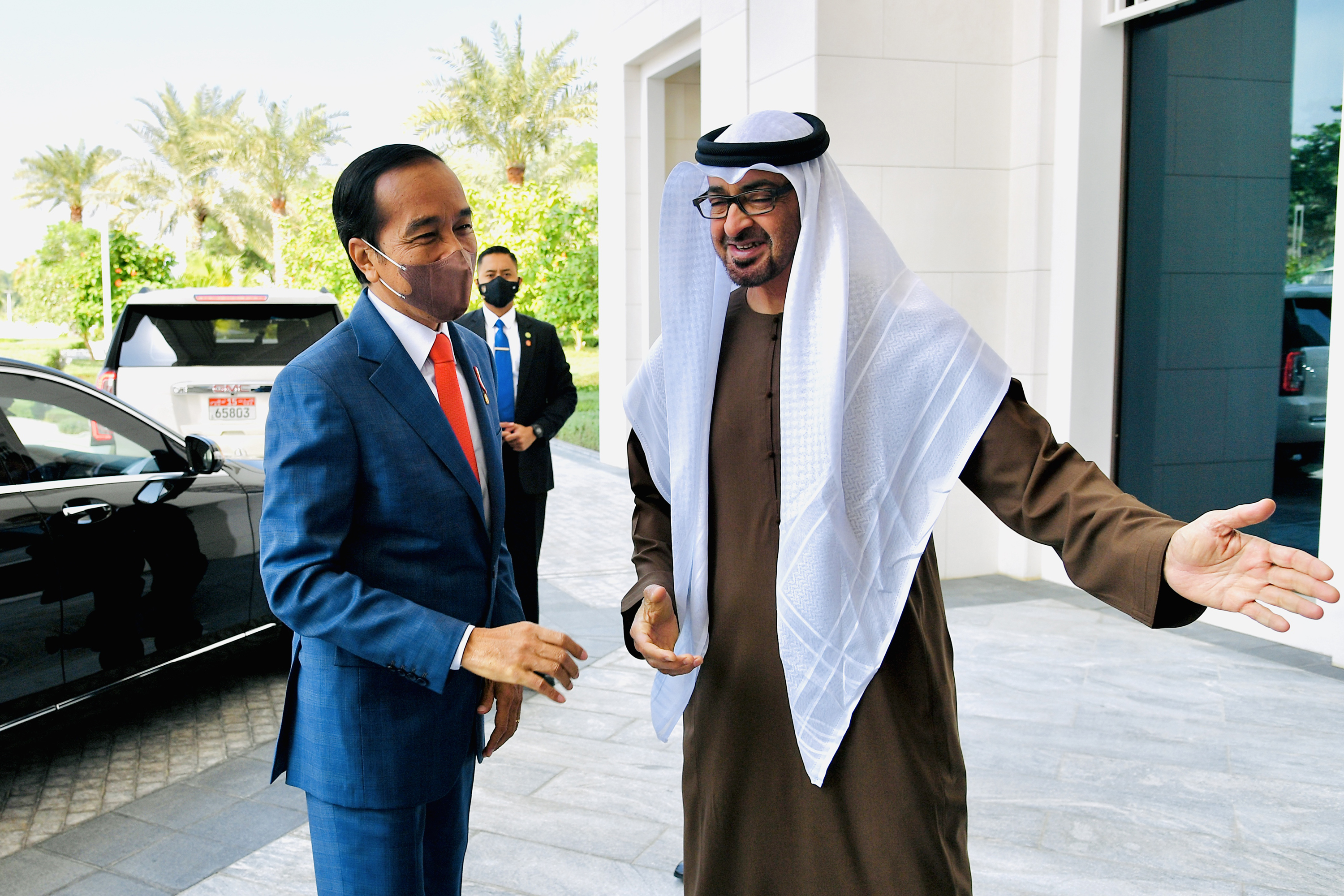 Presiden RI Jokowi disambut Putra Mahkota Abu Dhabi dan Wakil Panglima Tertinggi Angkatan Bersenjata PEA Sheikh Mohamed bin Zayed Al Nahyan.