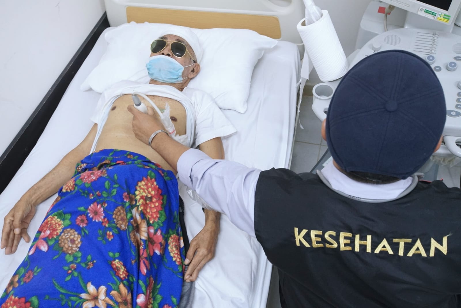 Petugas melakukan pemeriksaan kondisi jantung jemaah haji di Klinik Kesehatan Haji Indonesia , Madinah, Arab Saudi, Senin (25/07/2022)