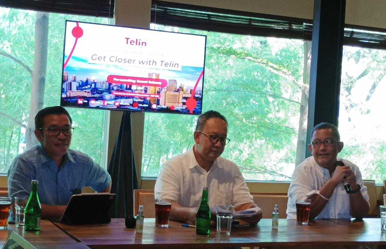 CEO Telin Budi Satria Dharma Purba (kiri) dan Direktur Wholesale & Intenational Service  Telkom Bogi Witjaksono (kanan) saat temu media.