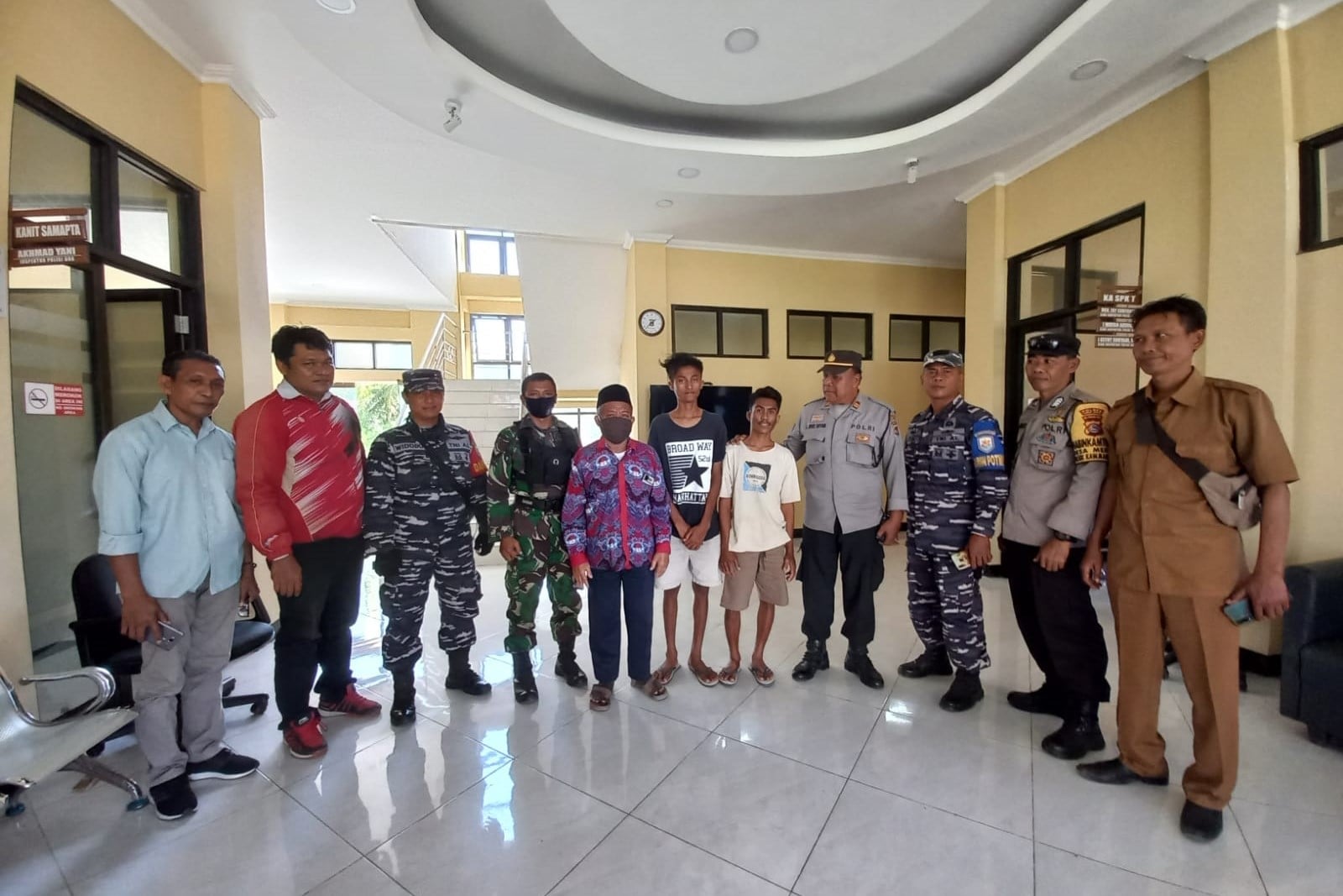 Dua nelayan berhasil diselamatkan setelah terapung di laut.