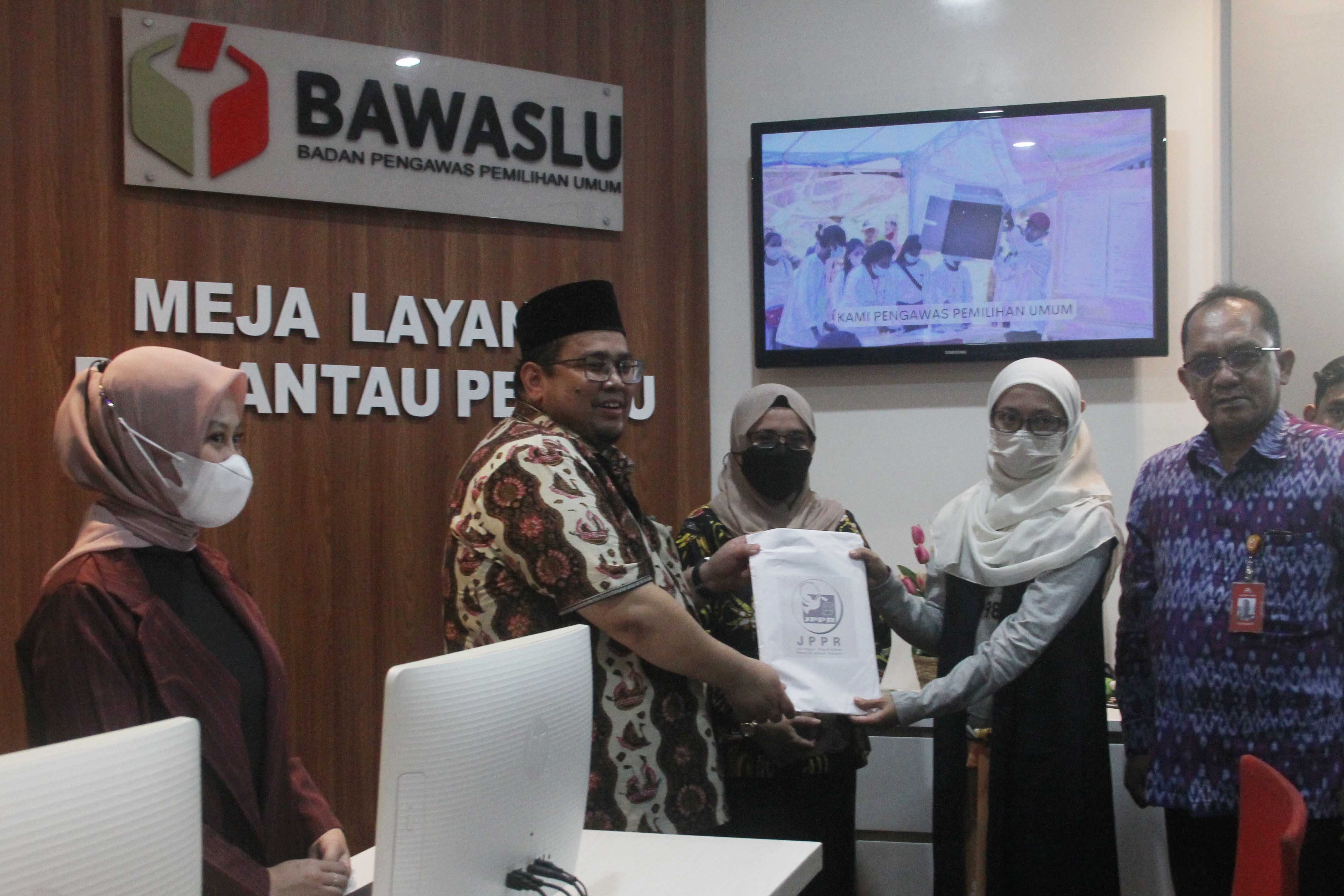 etua Bawaslu RI Rahmat Bagja (kedua dari kiri) dang Anggota Bawaslu Lolly Suhenty (tengah) saat menerima berkas lembaga pemantau pemilu 2024