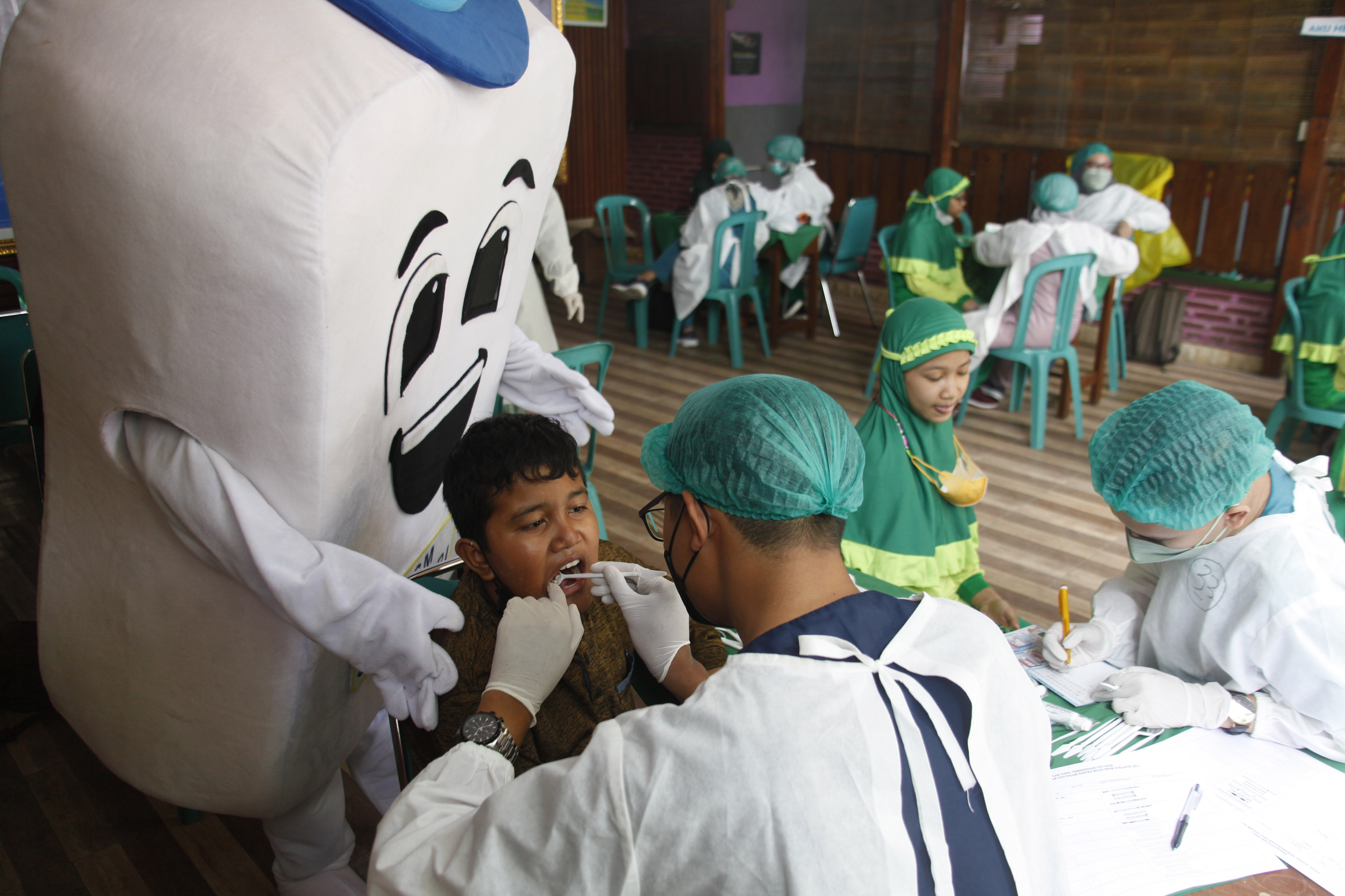 Pemeriksaan mulut dan gigi gratis bagi anak-anak SD di  Gandekan, Solo, Jawa Tengah, Rabu (15/12/2021).