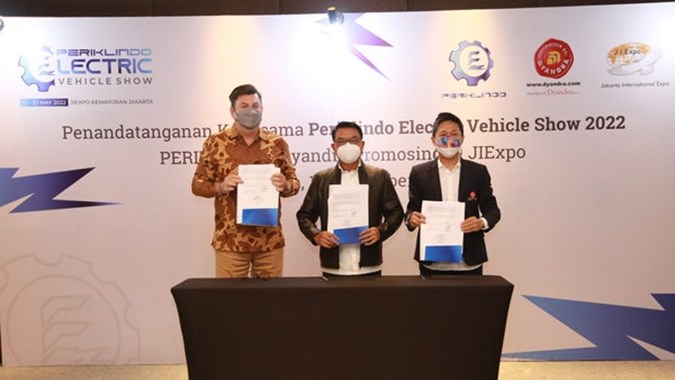 Ketua Umum Periklindo Moeldoko (tengah) usai memberi keterangan rencana pameran otomotif kendaraan listrik PEVS 2022.