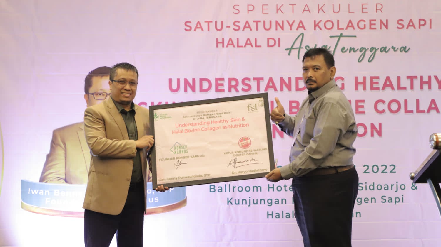 Penyerahan secara simbolis sebagai apresiasi diadakannya seminar Understanding Health Skin & Halal Bovine Collagen as Nutrition.